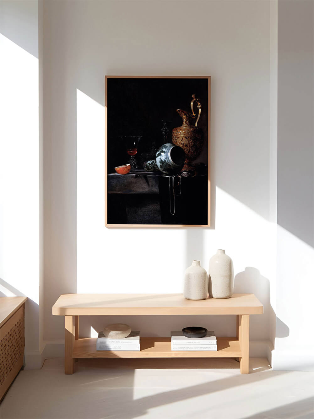 Barockes Stillleben Poster mit dunklem Hintergrund und prunkvollen Objekten, elegant präsentiert in einem modernen, hellen Raum auf einer schlichten Holzbank.
