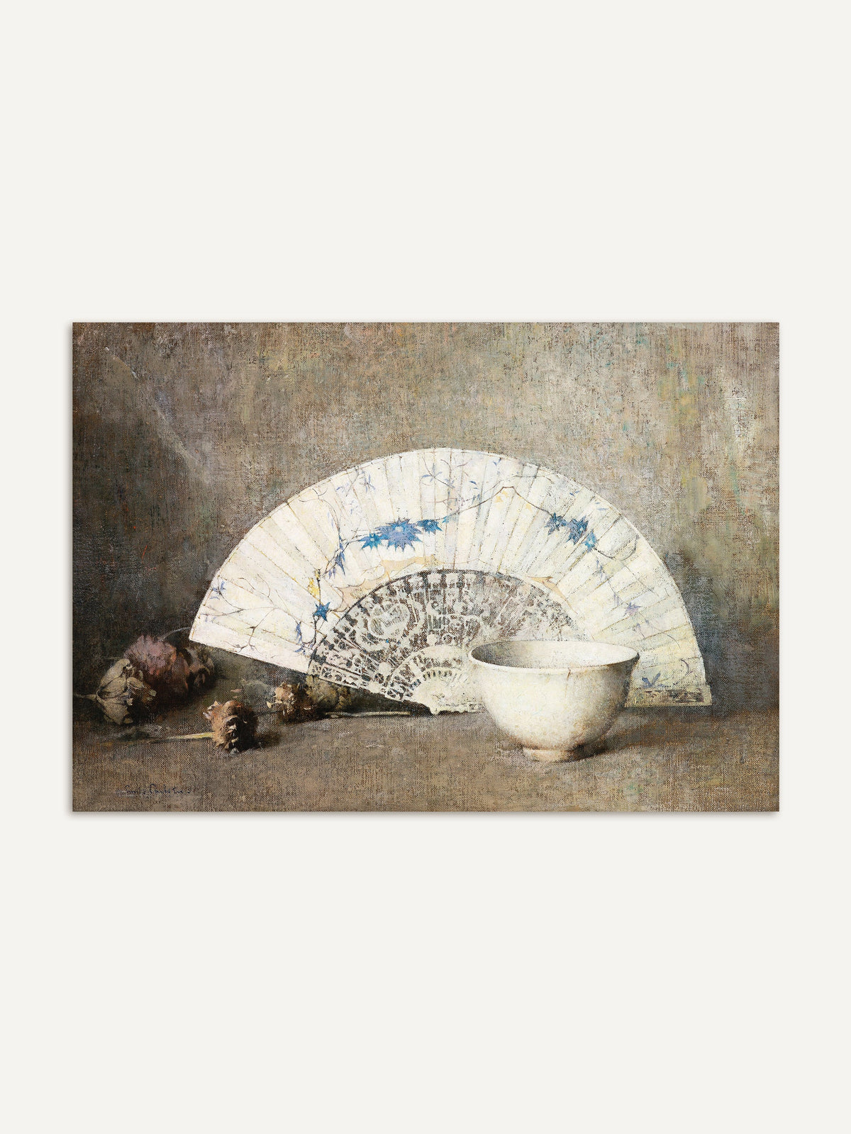 Chinoiserie Stillleben Kunstdruck mit einem eleganten Fächer, einer weißen Porzellanschale und getrockneten Blüten auf einer Tischplatte. Die sanfte Farbpalette und der dezente Vintage-Look machen es zu einer stilvollen Wanddekoration. #Rahmen_Ohne Rahmen