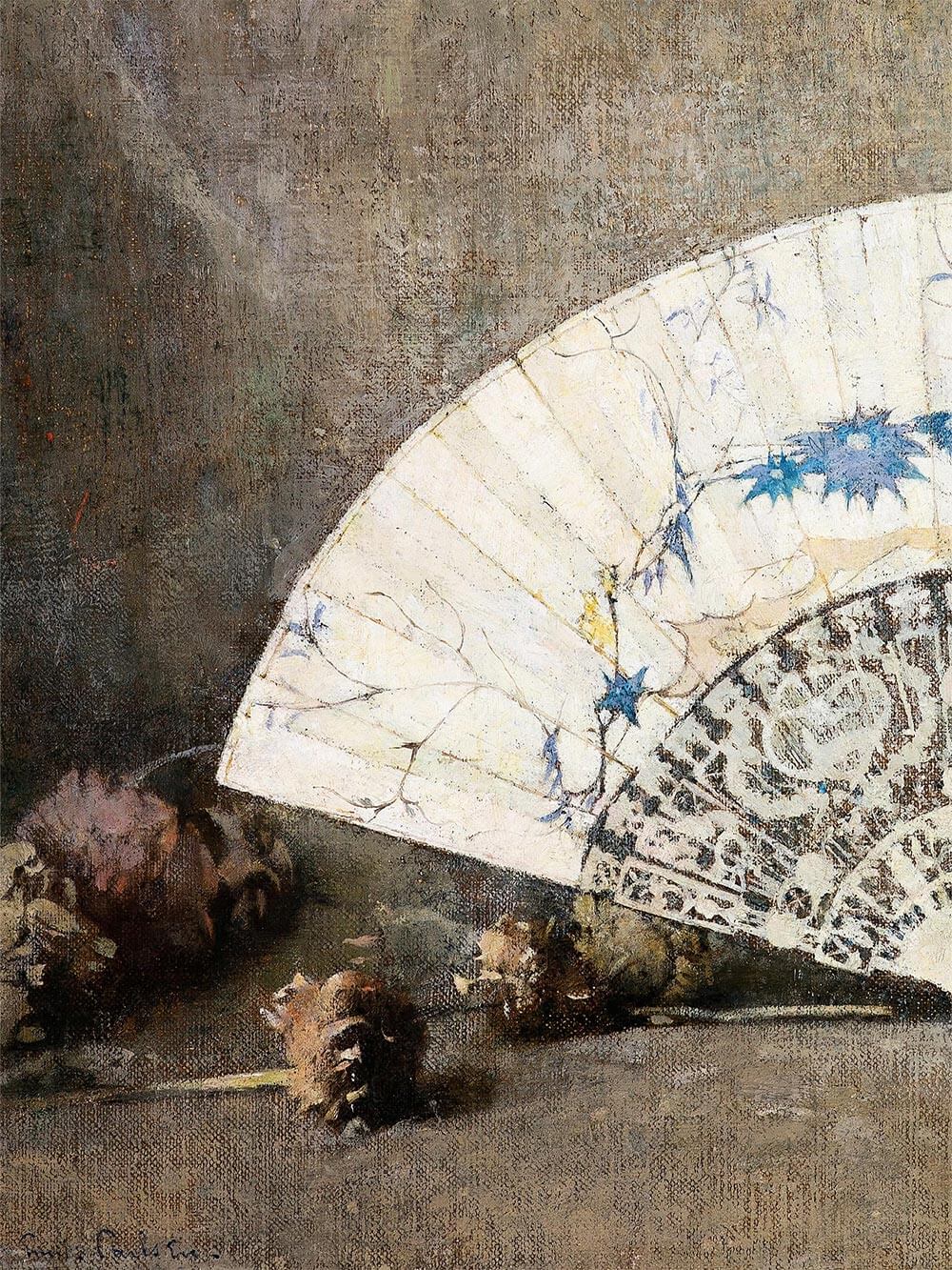 Nahaufnahme eines Chinoiserie Stilllebens mit detailliert bemaltem Fächer, einer weißen Porzellanschale und getrockneten Blüten auf einer Tischplatte. Feine Pinselstriche und eine gedeckte Farbpalette verleihen dem Kunstwerk eine zeitlose Eleganz.