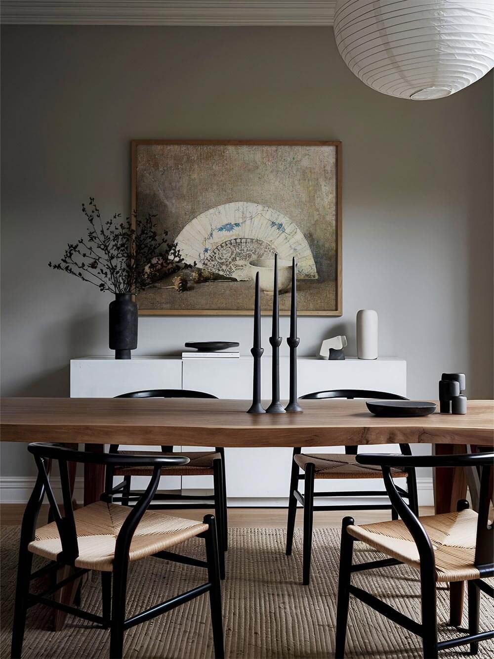 Chinoiserie Stillleben Kunstdruck in einem modernen Esszimmer mit dunklem Holztisch und minimalistischer Dekoration. Der antike Fächer, die Porzellanschale und die Blüten setzen einen edlen Kontrast zur zeitgenössischen Einrichtung.