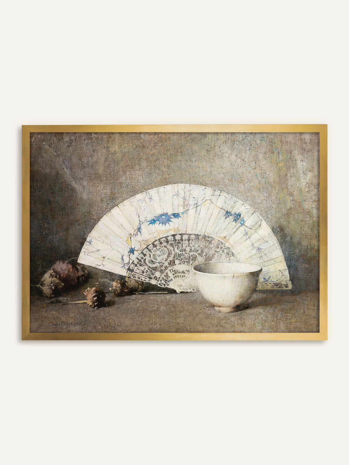 Wandbild, das einen aufgeklappten weißen Fächer mit blauen Blütenranken, eine schlichte weiße Porzellanschale und getrocknete Blüten vor einem gedeckten graubeigen Hintergrund zeigt. Im goldenen Rahmen greift das antike Stillleben die warmen Töne des Hintergrunds auf. #Rahmen_Gold