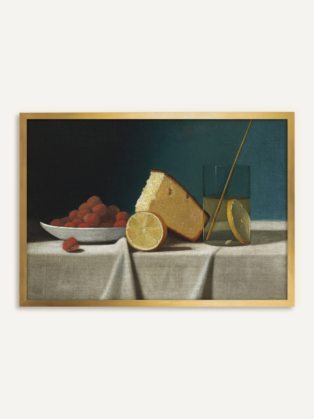 Wandbild, das eine weiße Schale mit Himbeeren, ein Stück Kuchen, eine halbierte Zitrone und ein Wasserglas mit Zitronenscheibe auf einem hellen Leinentuch vor dunkelgrünem Hintergrund zeigt. Im goldenen Rahmen greift das antike Küchenmotiv das Gelb von Zitrone und Kuchen auf. #Rahmen_Gold
