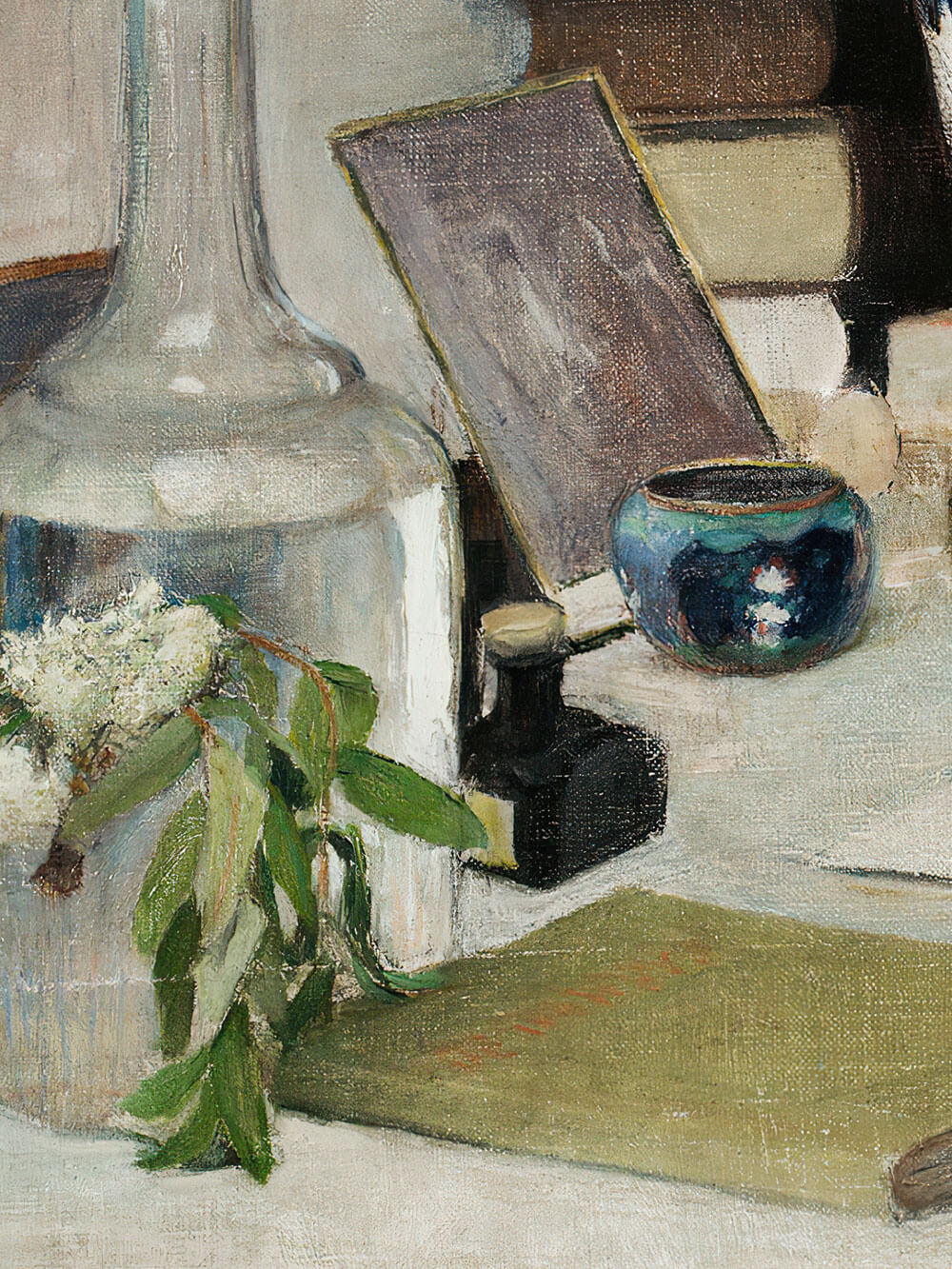 Detailaufnahme eines Stillleben-Kunstdrucks mit Vintage-Objekten: Eine transparente Karaffe, ein kleiner schwarzer Tintenbehälter, ein blaues Gefäß und grüne Blätter, die sanft arrangiert sind.