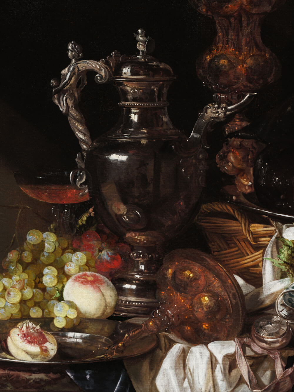 Detail eines barocken Stilllebens mit einem silbernen Krug, Weintrauben, Pfirsichen und einem prunkvollen Tablett. Fein gearbeitete Ornamente und die Lichtreflexionen auf dem Silber verleihen dem Bild eine besondere Tiefe und luxuriöse Ausstrahlung.