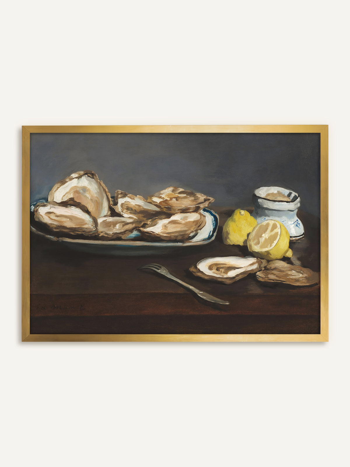 Wandbild, das geöffnete Austern auf einer blau-weißen Platte, eine halbierte Zitrone, einen kleinen Porzellantopf und eine Gabel auf einem dunklen Holztisch vor graublauem Hintergrund zeigt. Im goldenen Rahmen greift das antike Stillleben das Gelb der Zitronen auf. #Rahmen_Gold