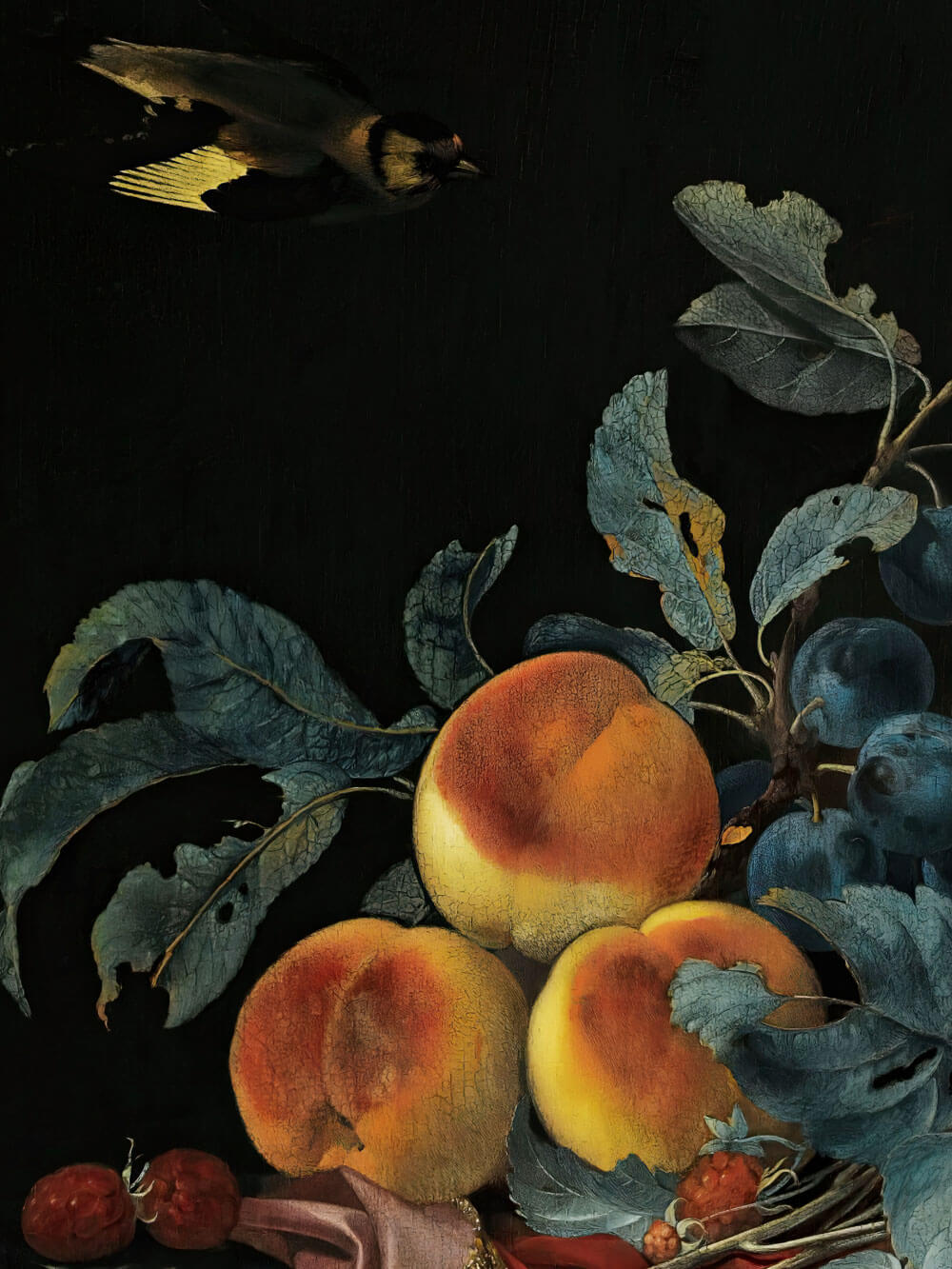 Detail eines barocken Stilllebens mit Pfirsichen, Pflaumen und einem fliegenden Vogel. Nahaufnahme der Früchte und Blätter mit feinen Texturen und Farbkontrasten vor tiefdunklem Hintergrund.