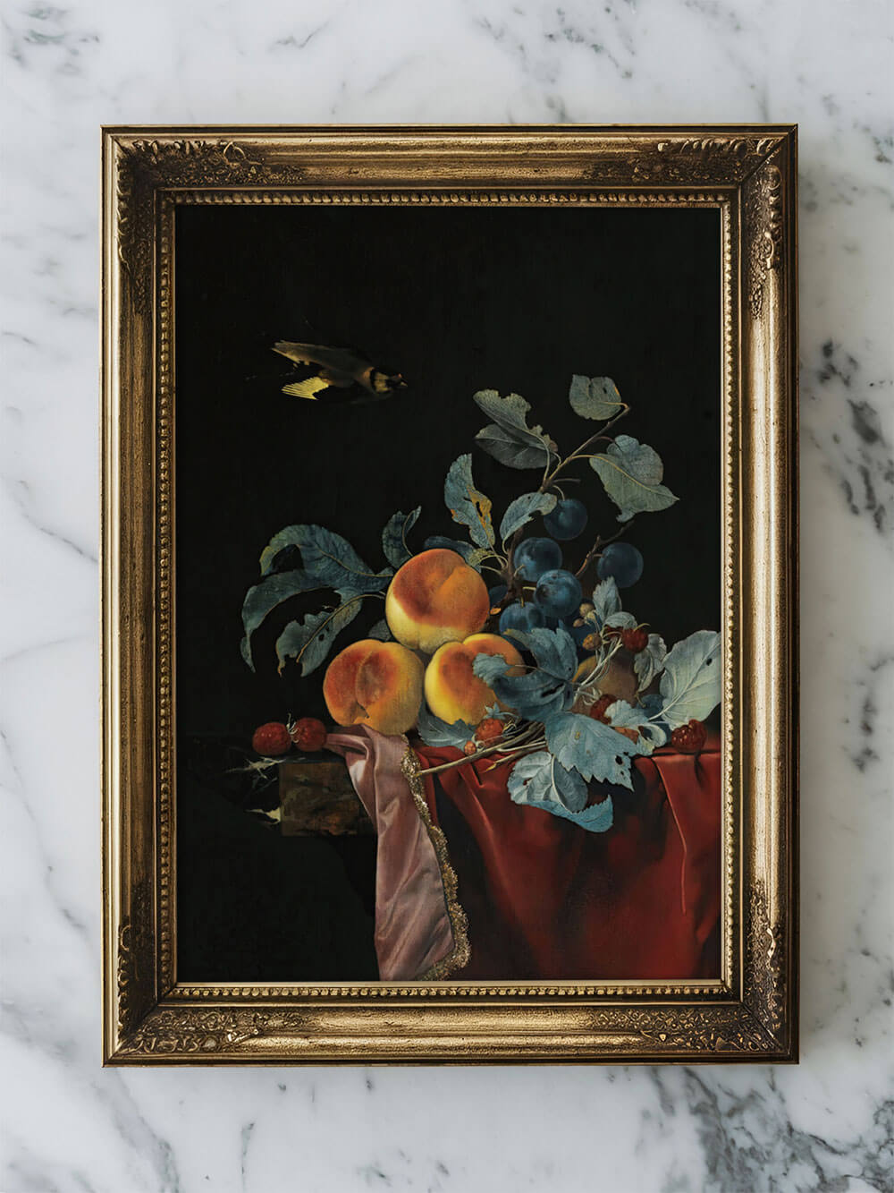 Barockes Stillleben mit Pfirsichen und Trauben, in einem antiken goldenen Rahmen auf einer eleganten Marmorplatte platziert. Dekorative Kunst, die klassische Eleganz ausstrahlt