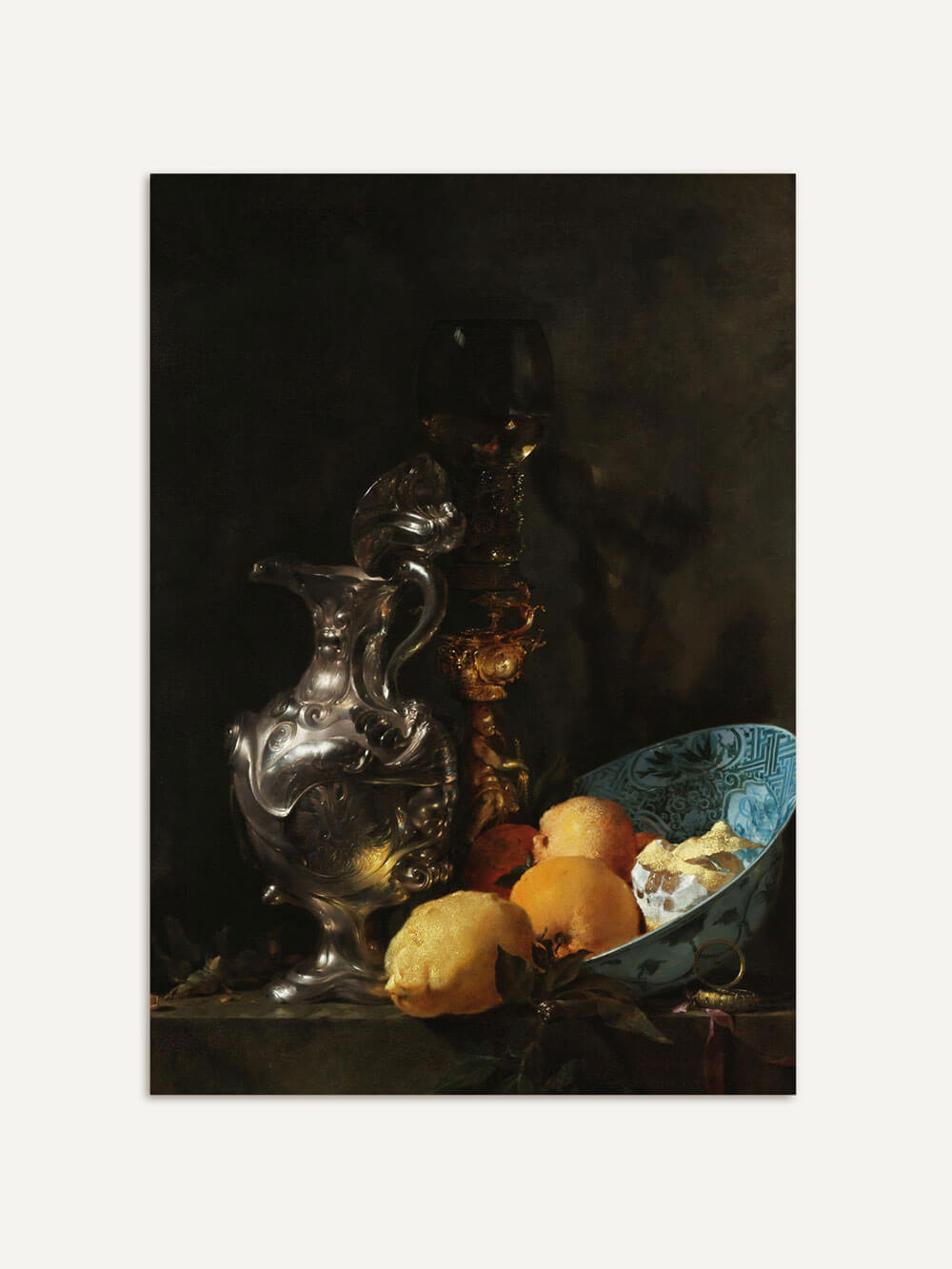 Barockes Stillleben als Kunstdruck mit glänzender Silberkanne, Zitronen und goldgelbem Glas auf dunklem Hintergrund. Die detailreiche Komposition erinnert an niederländische Malerei des 17. Jahrhunderts.