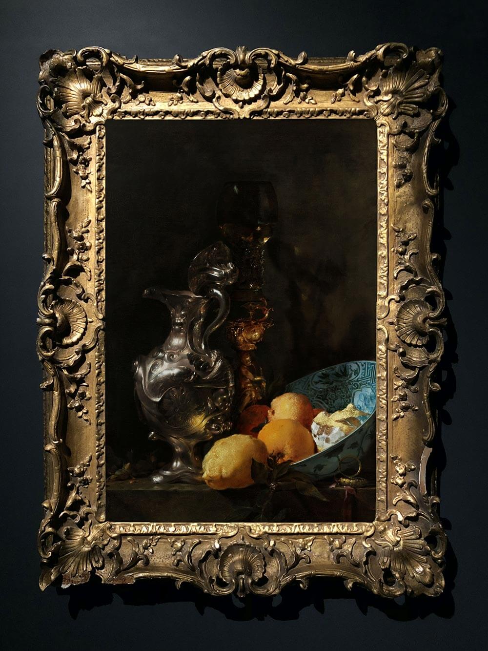 Der Vintage Kunstdruck hängt in einem reich verzierten goldenen Rahmen vor dunkler Wand. Das barocke Stillleben wirkt wie ein echtes Gemälde im Museum.