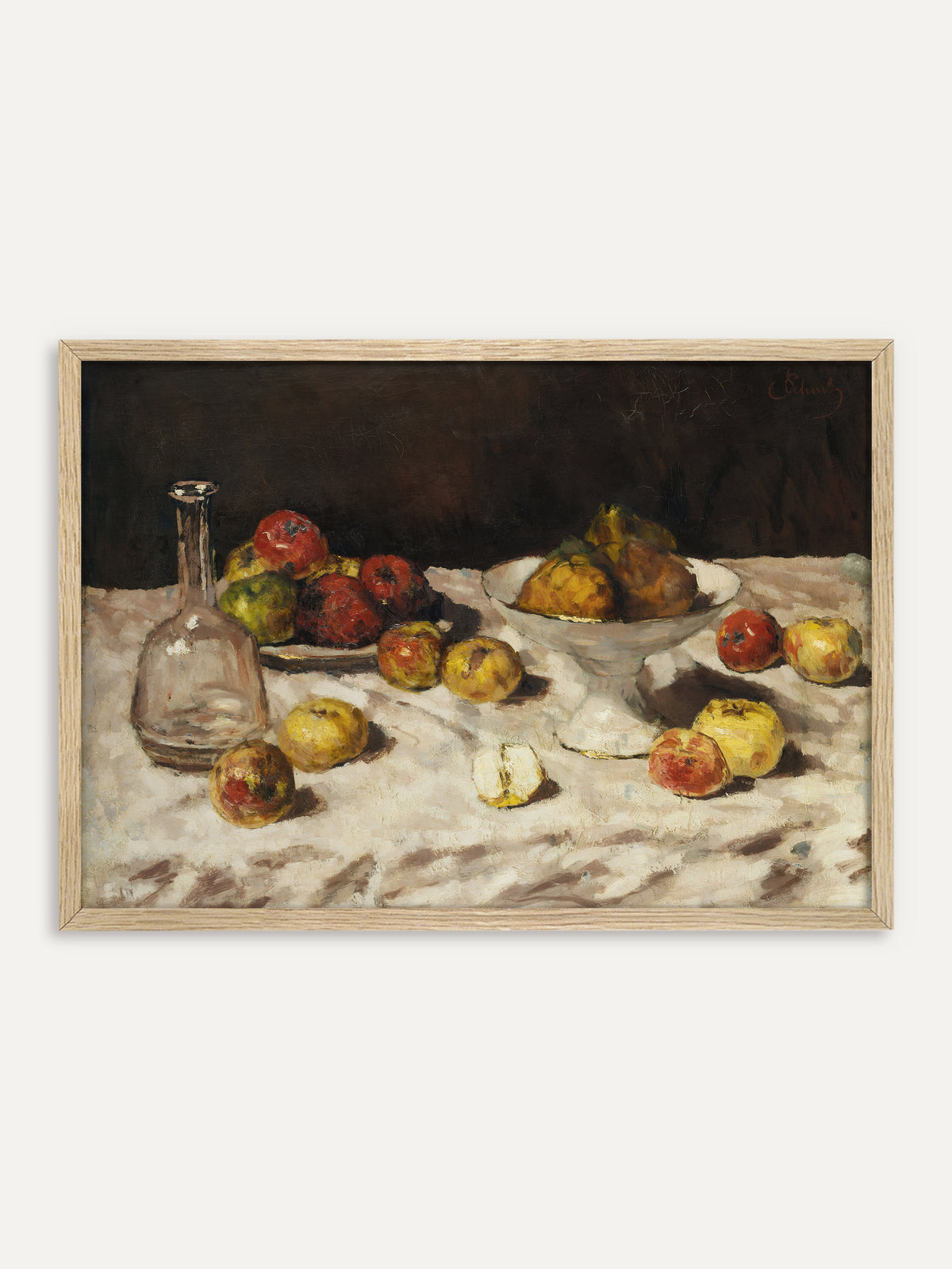 Kunstdruck, der Äpfel in Rot, Gelb und Grün, eine leere Glaskaraffe und eine weiße Fußschale mit Birnen auf einem hellen Tischtuch vor dunklem Hintergrund zeigt. Im Rahmen aus hellem Holz wirkt das Vintage-Obststillleben warm und einladend. #Rahmen_Helles Holz