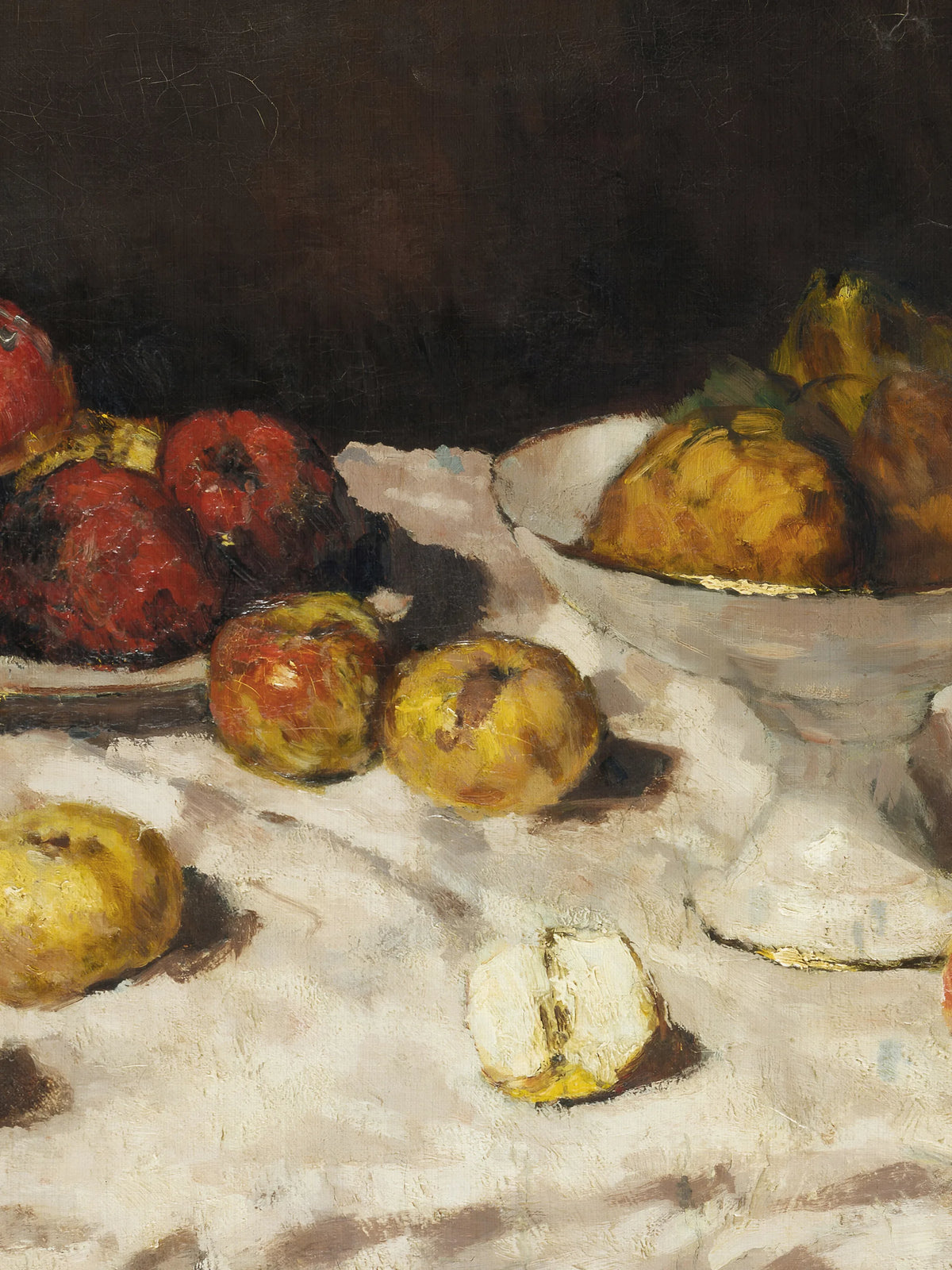 Detail des Leinwandbilds nach Carl Schuch: rote und gelbe Äpfel, halbierter Apfel und Birnen in weißer Schale mit sichtbaren Pinselstrichen und Leinwandstruktur