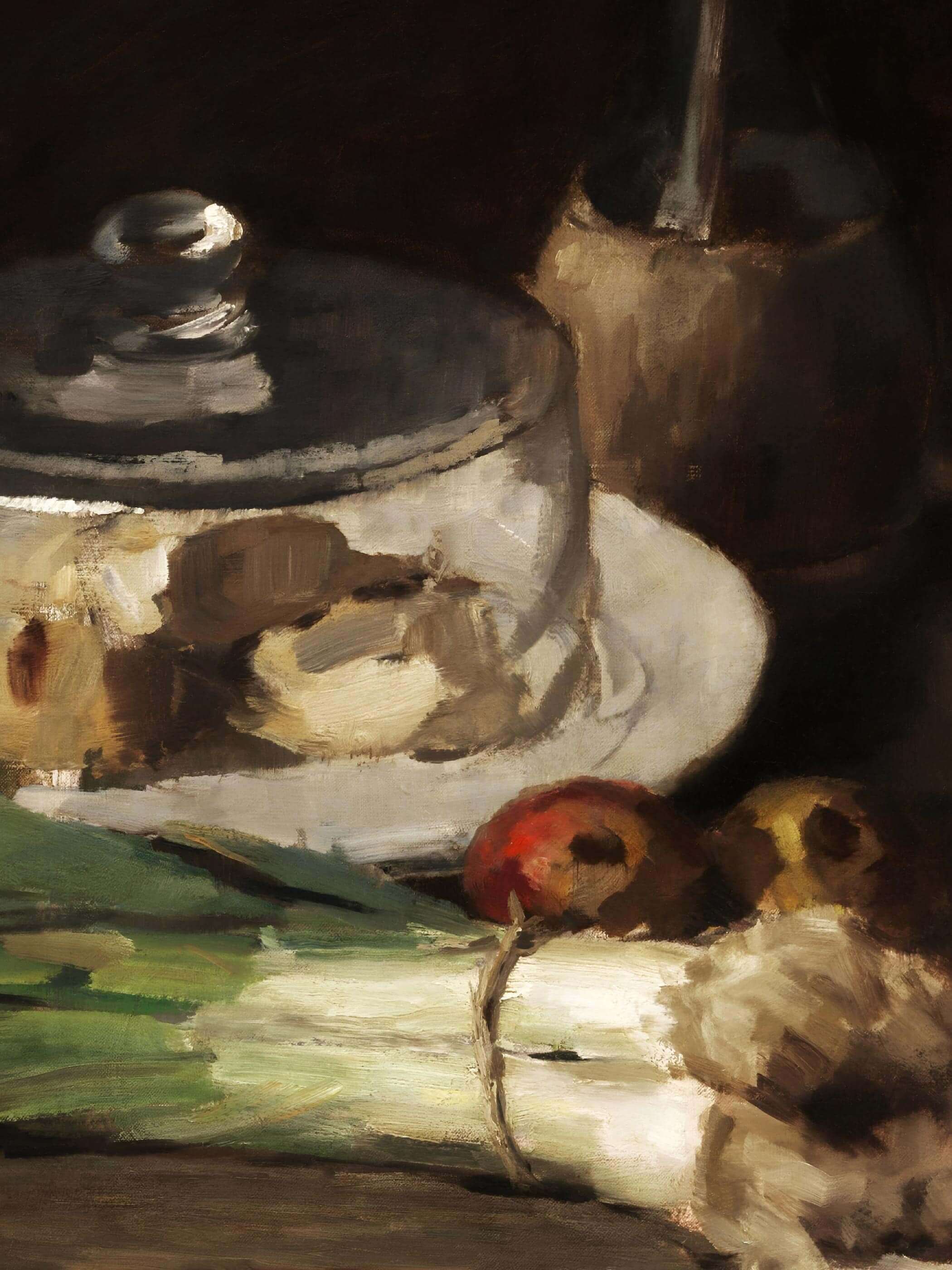 Nahaufnahme der Käseglocke, eines Kruges sowie roter und gelber Äpfel neben gebündeltem Lauch. Die feinen Lichtreflexe auf dem Glas und die kräftige Maltextur zeigen die Qualität dieses Küchenstillleben Kunstdrucks im Detail.