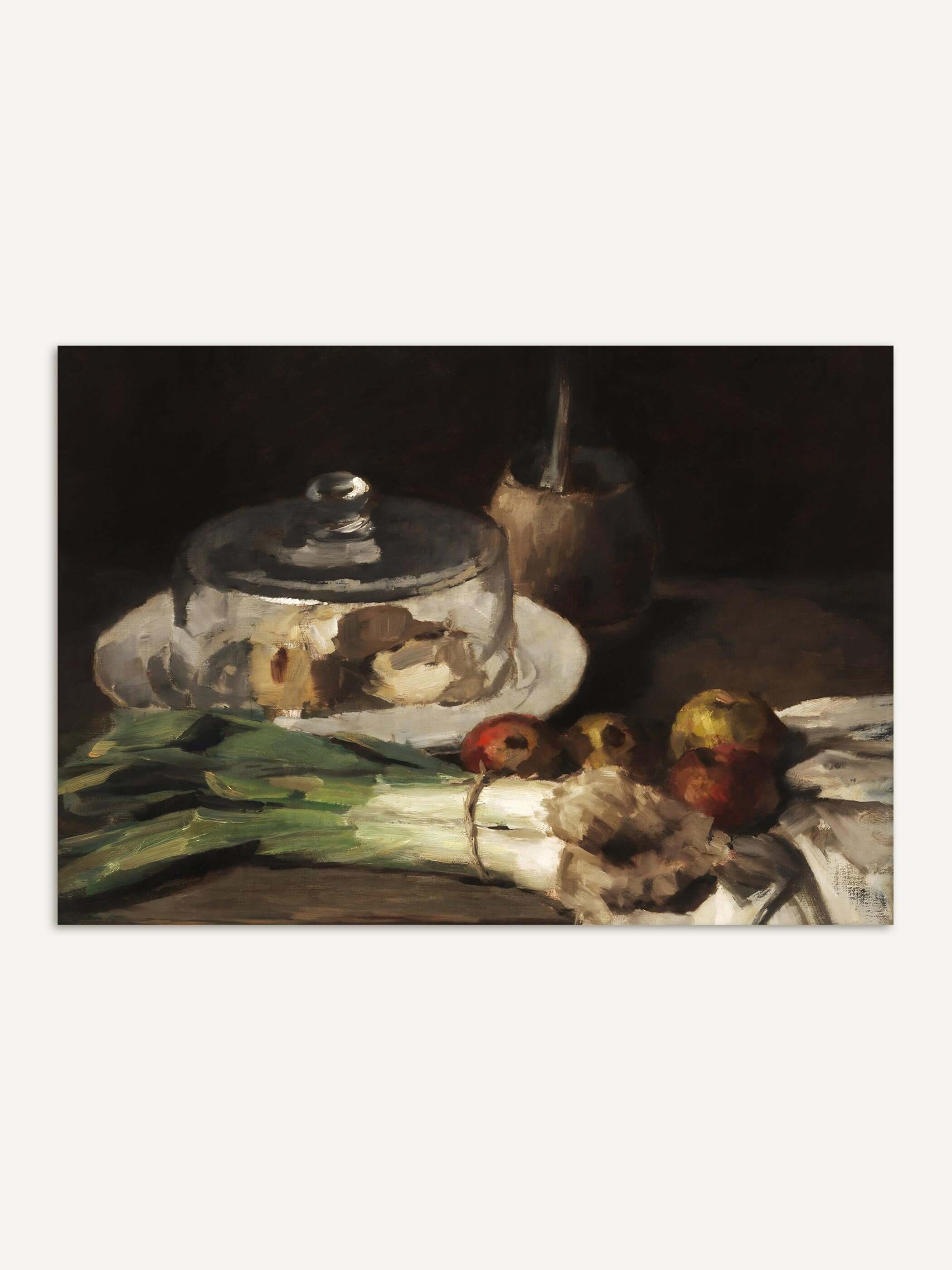 Stillleben mit einer gläsernen Käseglocke, einem irdenen Krug, Lauchstangen und Äpfeln auf hellem Tuch vor dunklem Hintergrund. Der Vintage Kunstdruck zeigt eine klassische Küchenszene in gedeckten Braun- und Grüntönen.