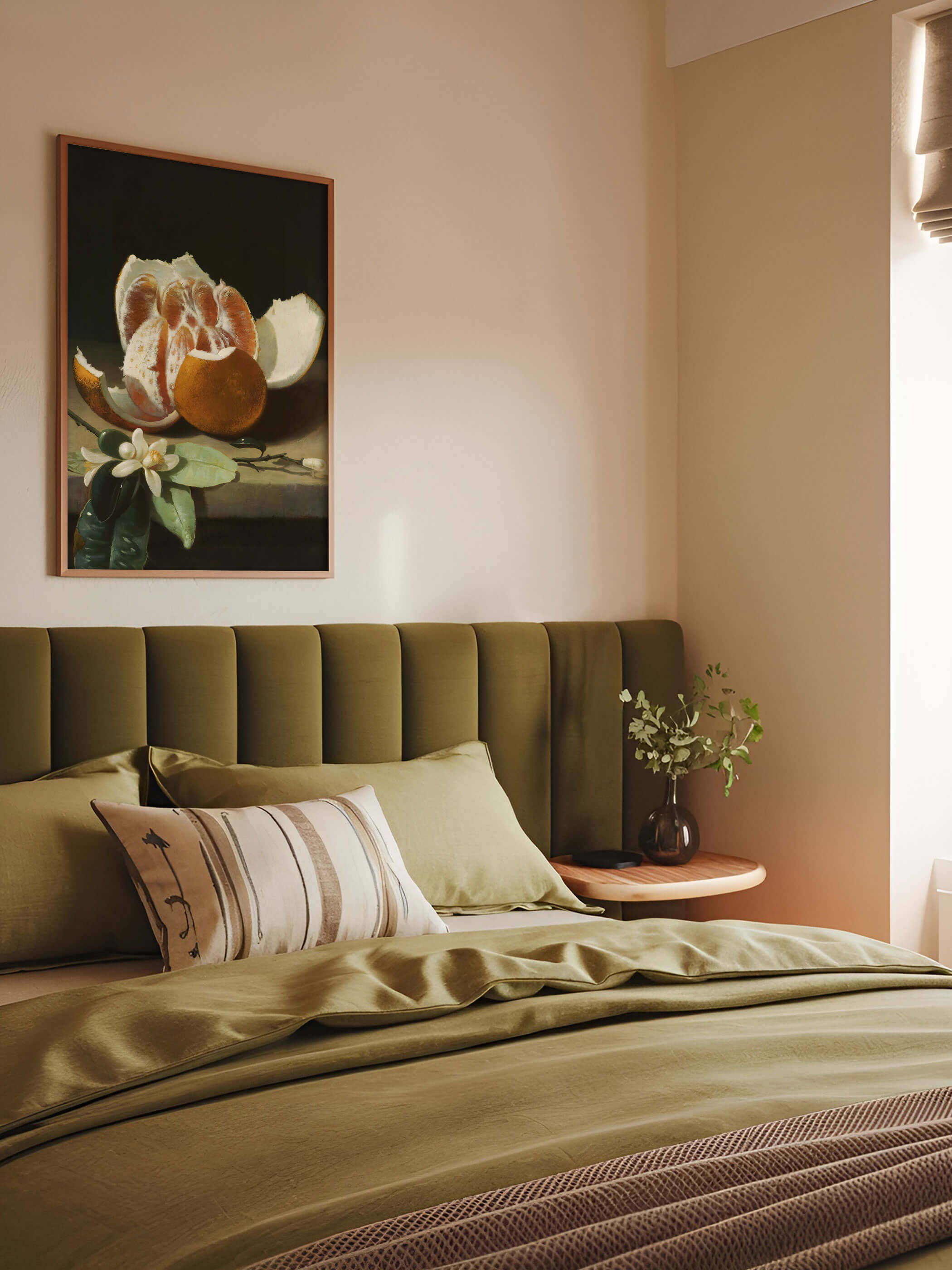 Kupferfarben gerahmter Kunstdruck mit Orangenstillleben hängt über einem olivgrünen Samt-Bett mit gestreiften Kissen. Das dunkle, warme Motiv harmoniert mit den erdigen Textilfarben im Schlafzimmer.