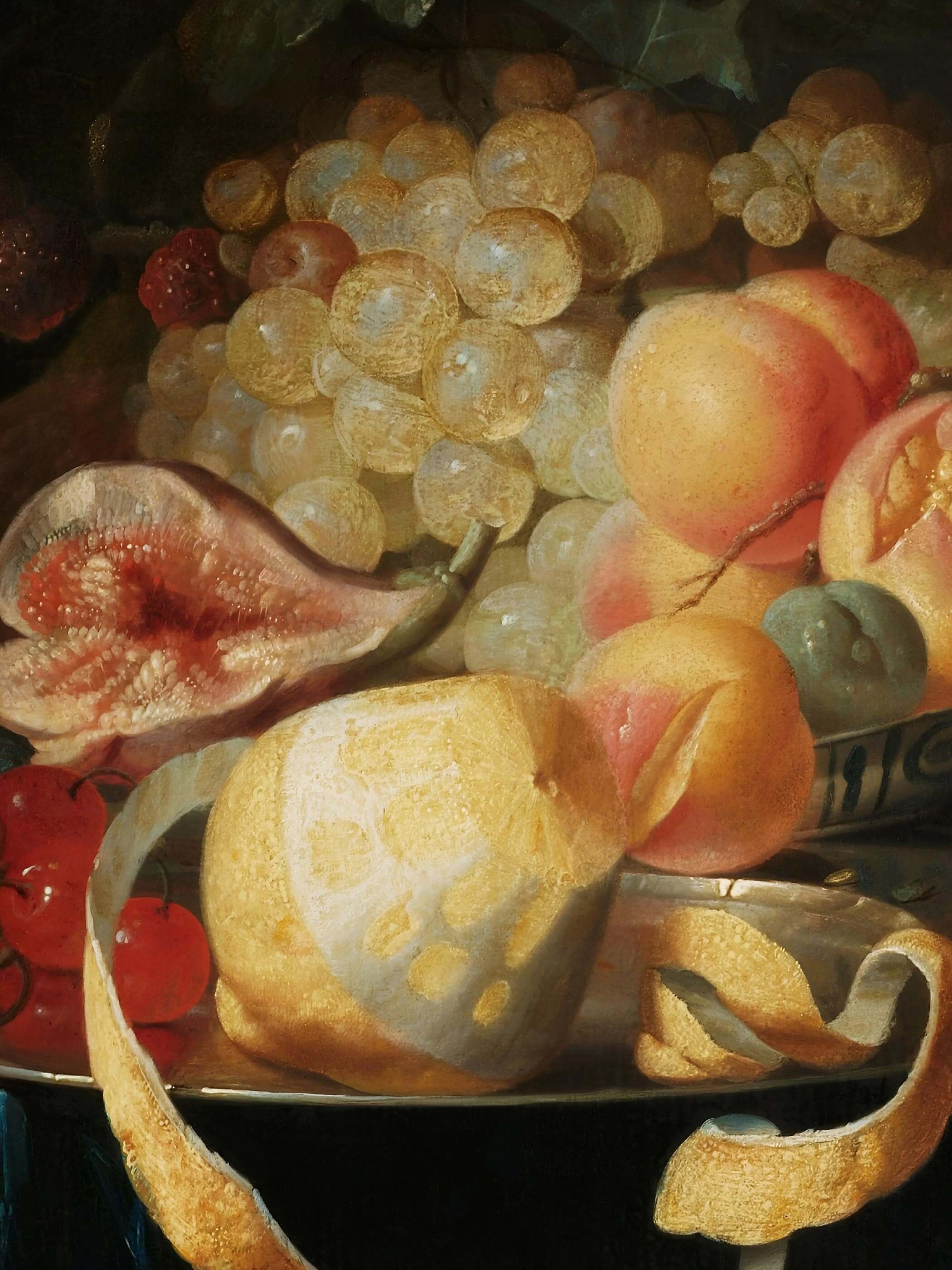 Nahaufnahme der geschälten Zitrone, aufgeschnittener Feigen und heller Trauben mit feinen Lichtreflexen auf der Fruchthaut. Die präzise Maltechnik und die naturgetreue Textur zeigen die Qualität dieses Barock Kunstdrucks im Detail.