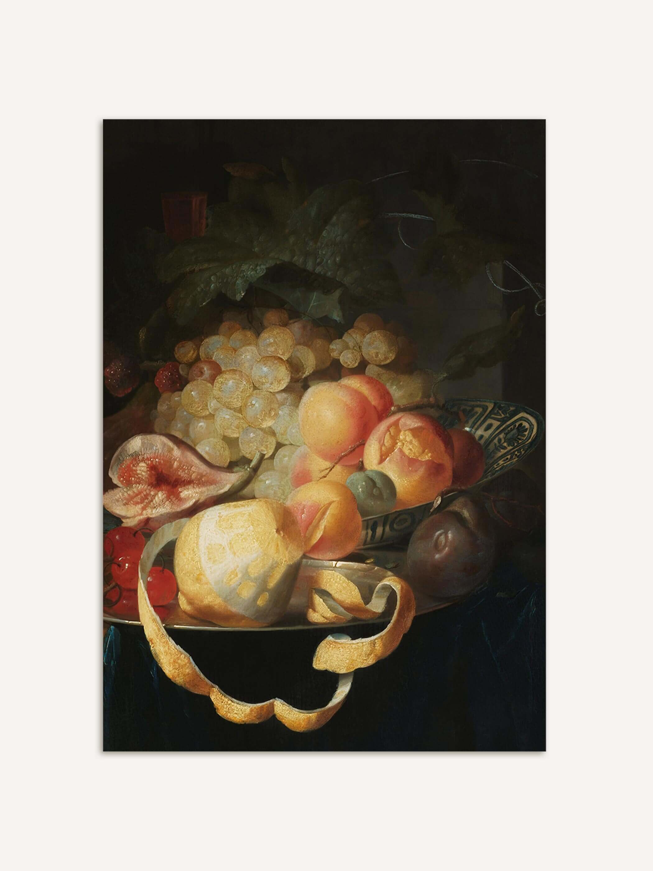 Barockes Stillleben mit geschälter Zitrone, aufgeschnittenen Feigen, Trauben, Pfirsichen und Kirschen auf einer Silberschale vor dunklem Hintergrund. Der Kunstdruck zeigt die reiche Lichtführung und die feinen Texturkontraste zwischen Frucht und Metall im Detail.