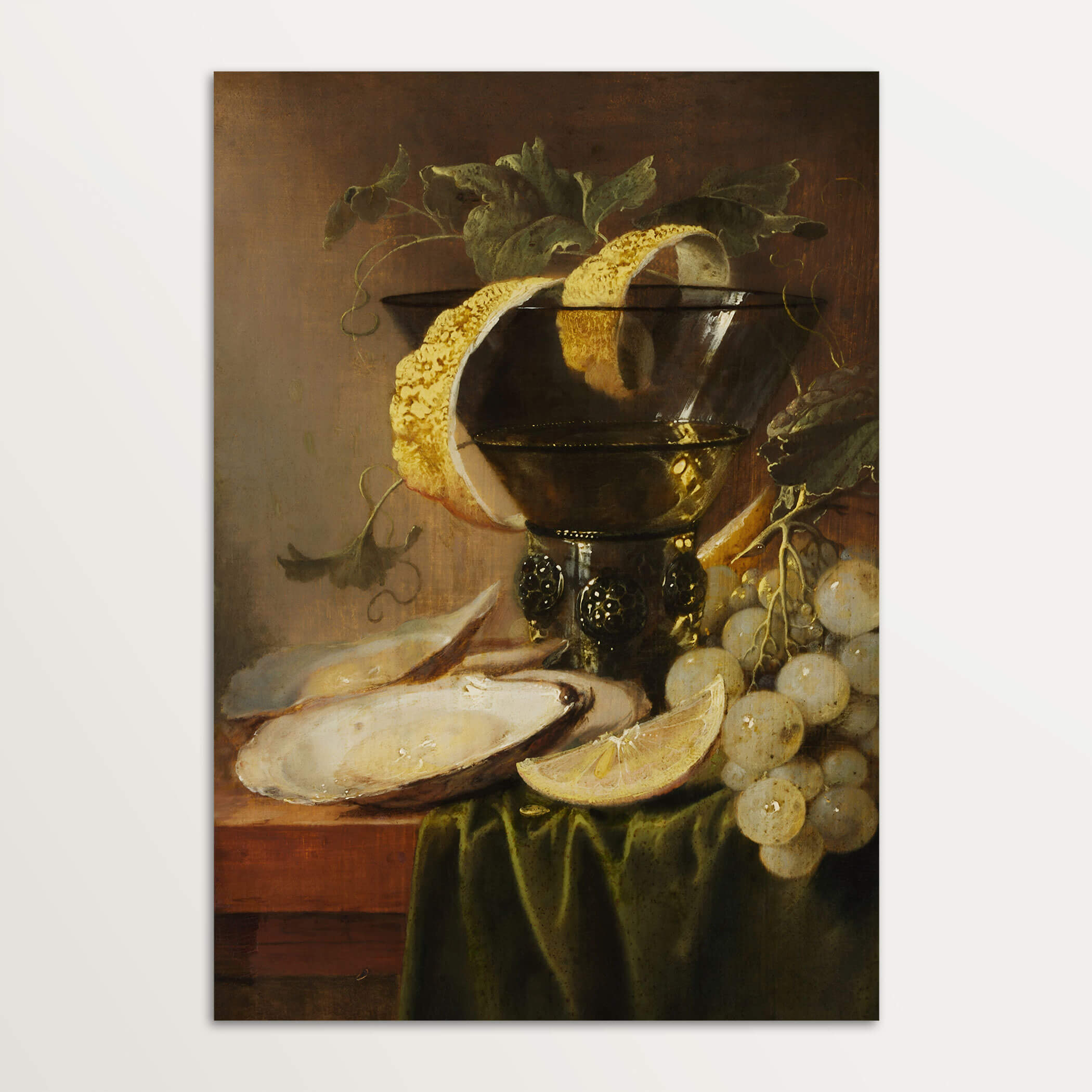 Barockes Stillleben mit einem verzierten Römerglas, spiralförmiger Zitronenschale, Austern und Weintrauben auf grünem Samttuch vor warmem, dunklem Hintergrund. Der Kunstdruck zeigt die stille, edle Komposition mit feiner Lichtführung.