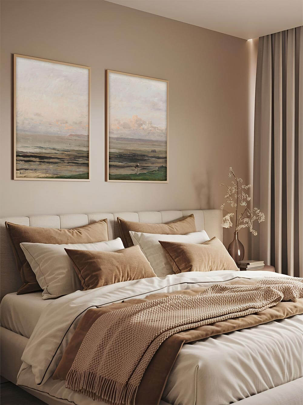 Zweiteiliges Wandbild mit impressionistischer Meereslandschaft in sanften Beige- und Blautönen, perfekt inszeniert über einem gemütlichen Bett mit warmen Erdtönen – harmonische Dekoration für ruhige Schlafzimmer.