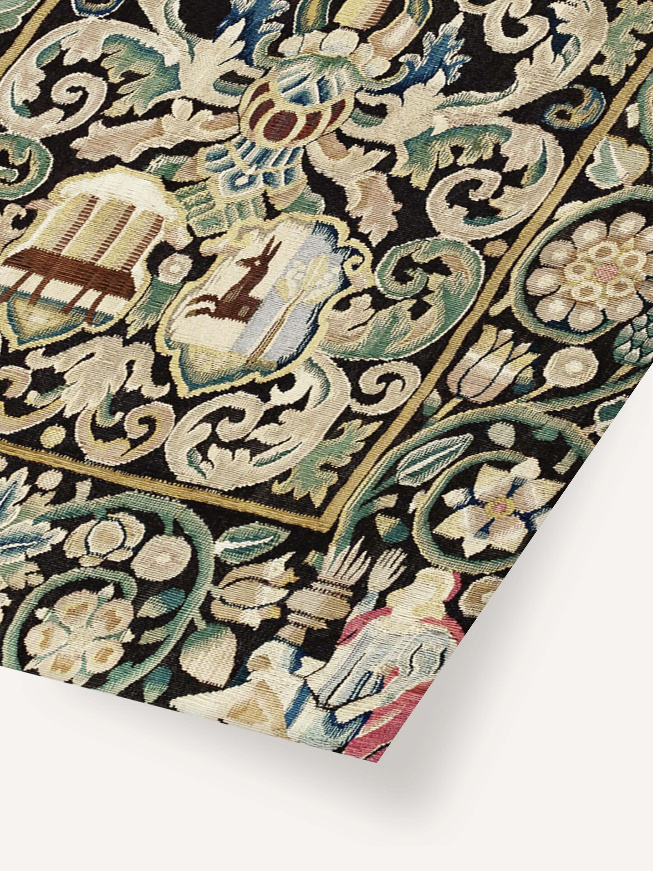 Detailansicht eines antiken Gobelin-Kunstdrucks mit feinen Stickereien. Zu sehen sind Wappen, florale Muster und filigrane Ornamente in sanften Farben, die auf einem dunklen Hintergrund kunstvoll arrangiert sind.