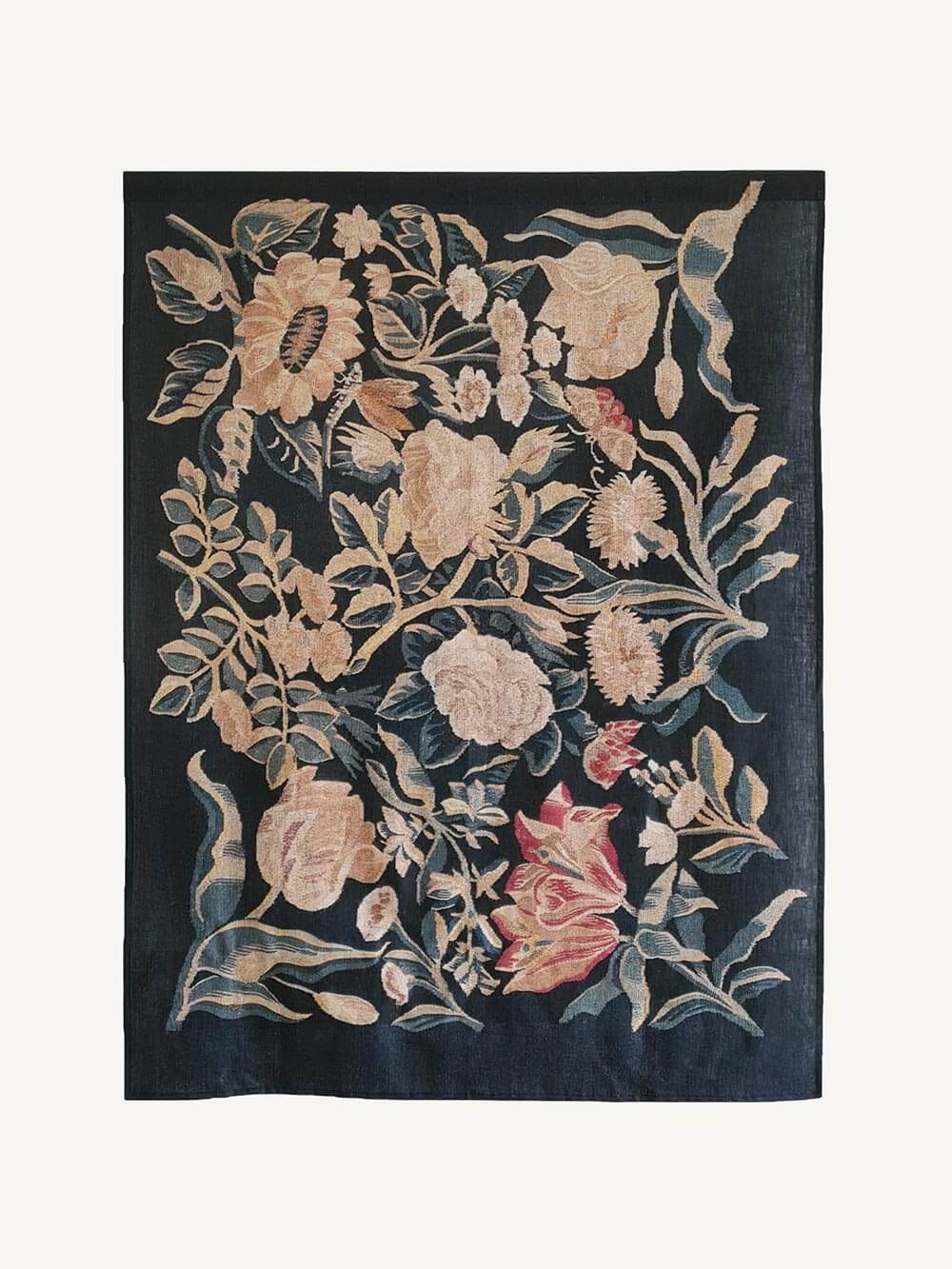 Floraler Wandbehang aus Leinen mit botanischem Vintage-Motiv auf dunklem Grund ist freigestellt und vollständig sichtbar. Das textile Wandbild eignet sich als dekorativer Akzent für Wohnzimmer, Schlafzimmer oder stilvolle Galerie-Wände.