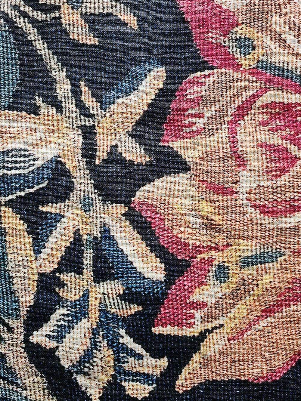 Makroansicht des aufgedruckten Blumenmotivs zeigt feine Linien, Blattadern und Farbverläufe auf dunklem Leinen. Die textile Oberfläche verleiht dem floralen Wandbehang Tiefe und eine an antike Tapisserien erinnernde Anmutung.