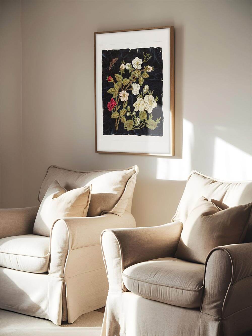 Florales Vintage-Wandbild in modernem Wohnzimmer-Setting. Der Kunstdruck mit zarten Blüten auf dunklem Stoff setzt kunstvolle Akzente und ergänzt die neutrale Einrichtung mit einem Hauch von Nostalgie.
