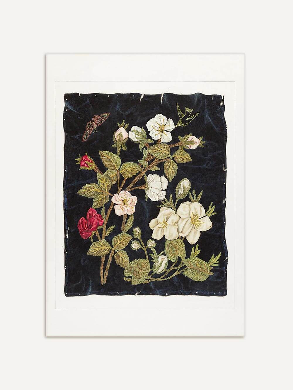 Eleganter Vintage-Kunstdruck mit filigraner Blumenstickerei auf dunklem Stoff. Die Blüten in sanften Pastelltönen und tiefem Rot erzeugen eine nostalgische Ästhetik – perfekt für klassische oder eklektische Interieurs.