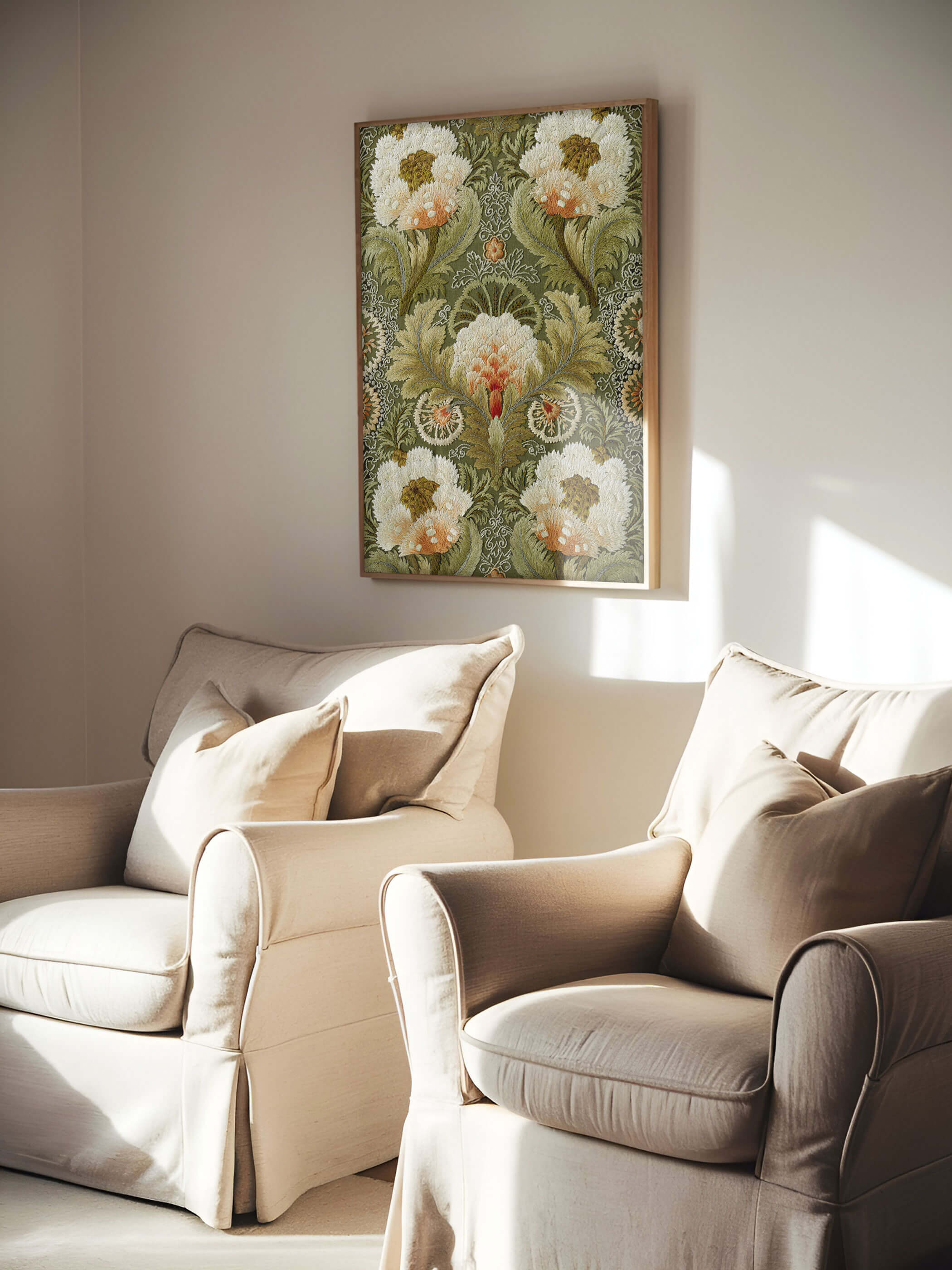 Detailreicher Vintage-Stickerei Kunstdruck im Holzrahmen, aufgehängt in einem modernen Wohnzimmer mit beigen Sesseln, die eine elegante und gemütliche Atmosphäre schaffen.