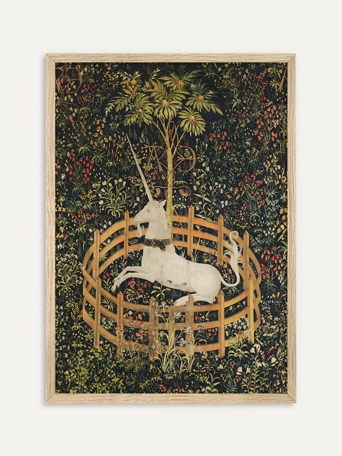 Wandbild mit einem ruhenden Einhorn in einem runden Gatter unter einem Granatapfelbaum, umgeben von unzähligen Wildblumen im Stil eines mittelalterlichen Gobelins. Im Rahmen aus hellem Holz wirkt die Szene frisch und passt zu Boho-Räumen. #Rahmen_Helles Holz