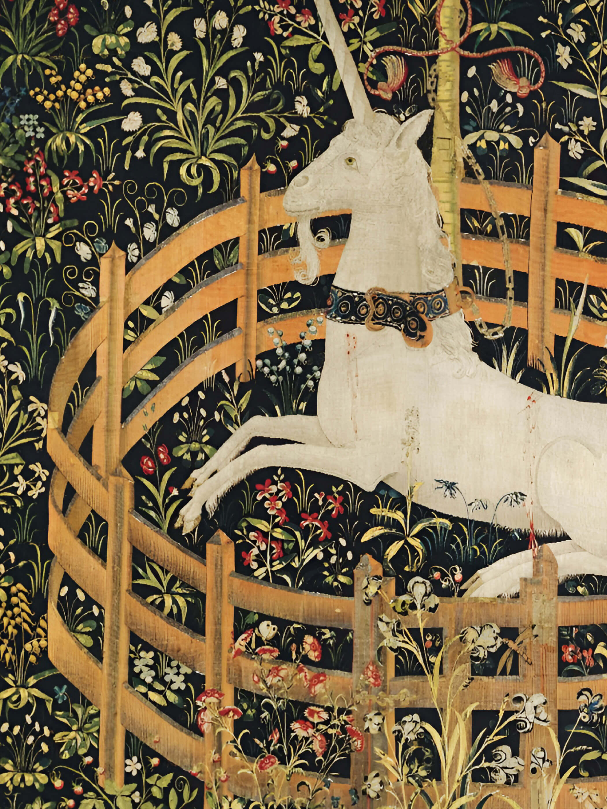 Detailansicht Poster, das die Reproduktion des Wandteppichs 'Das Einhorn ruht in einem Garten', zeigt. Ein weißes Einhorn, das in einem hölzernen Zaun sitzt, umgeben von blühenden Pflanzen und bunten Blumen, Symbolik von Fruchtbarkeit und Ehe darstellend.