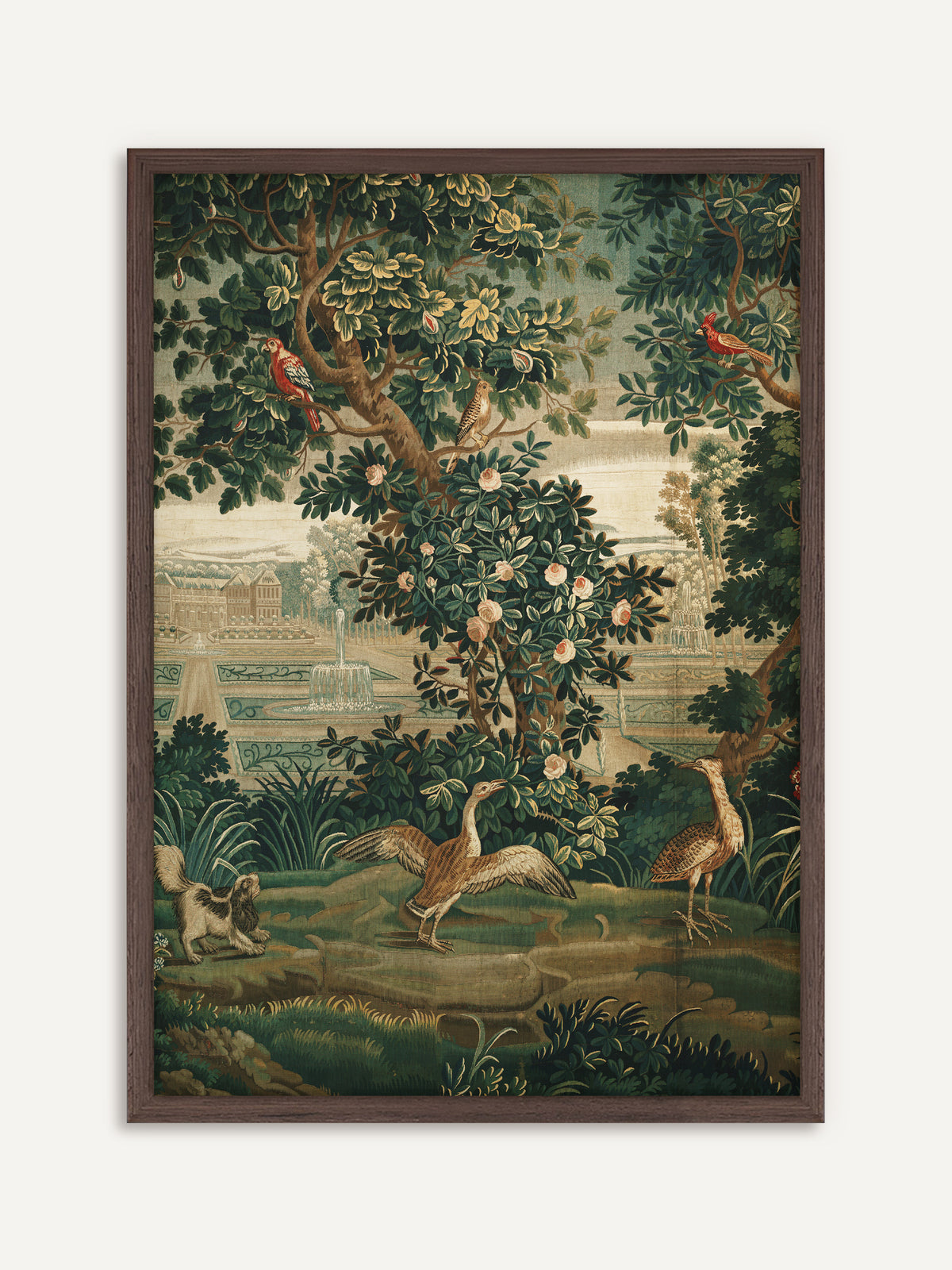 Poster mit Vögeln und einem Spaniel unter blühenden Bäumen, hinter denen ein Schlossgarten mit Springbrunnen liegt, im Stil eines Verdure-Gobelins. Der Rahmen aus dunklem Holz vertieft die satten Grüntöne und den Vintage-Charakter. #Rahmen_Dunkles Holz