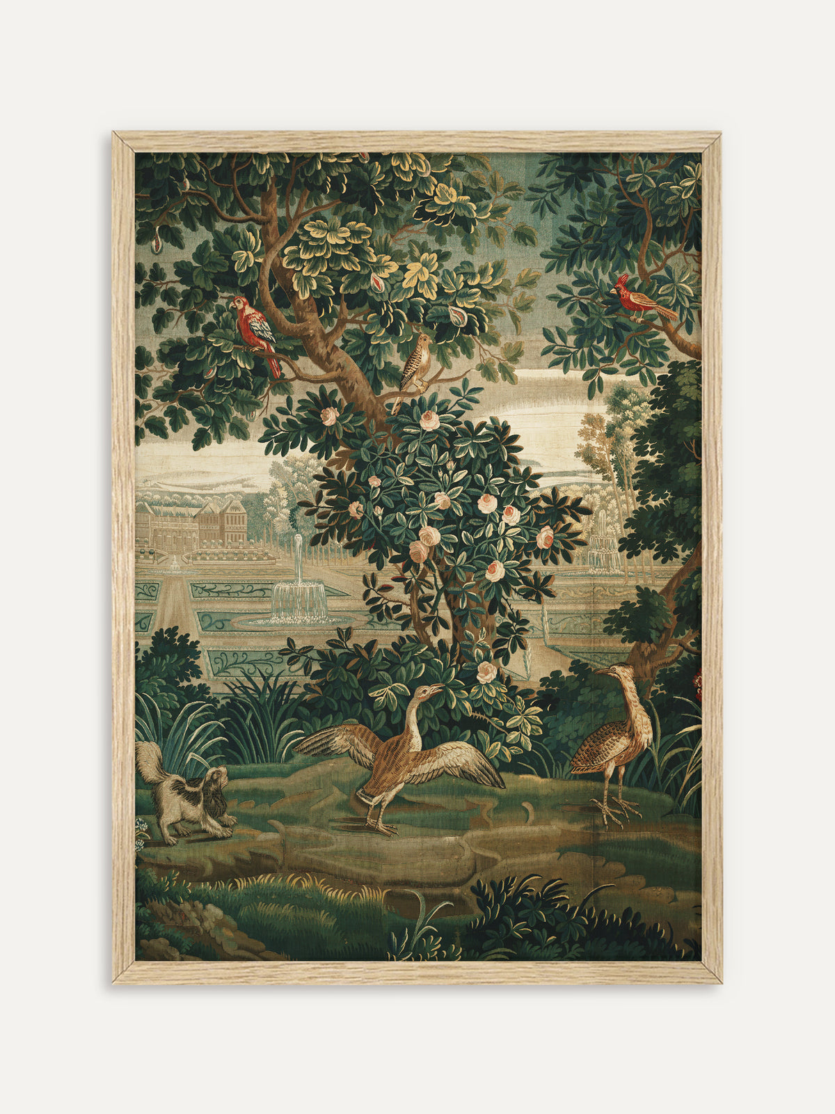 Wandbild mit Vögeln und einem Spaniel unter blühenden Bäumen, hinter denen ein Schlossgarten mit Springbrunnen liegt, im Stil eines Verdure-Gobelins. Im Rahmen aus hellem Holz wirkt die Szene luftig und passt zu Landhaus-Räumen. #Rahmen_Helles Holz