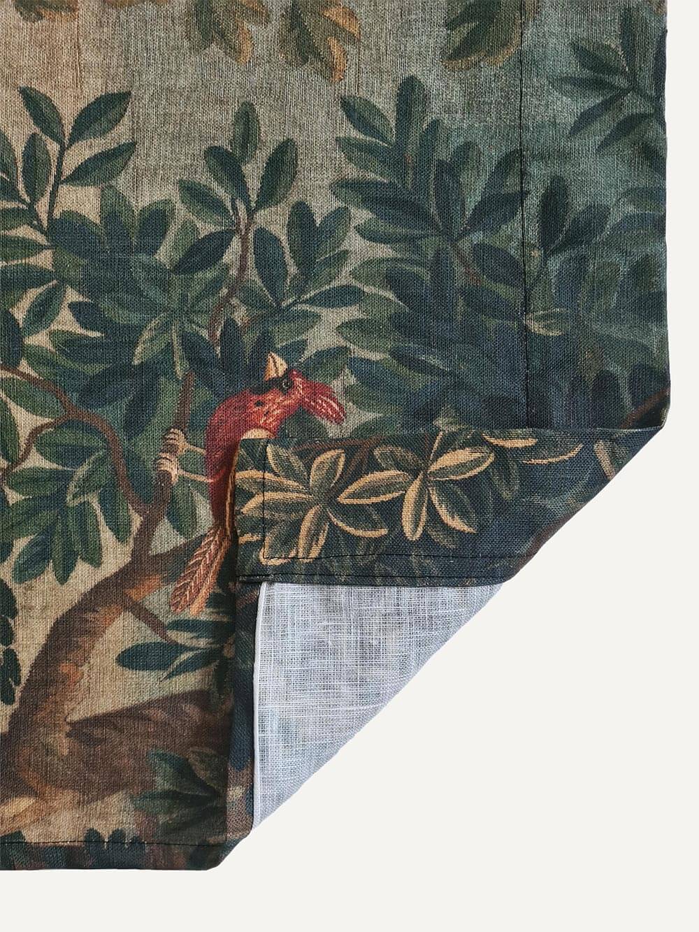 Nahaufnahme des Rokoko Verdure Wandteppichs, die die feine Webstruktur, satte Grüntöne und das detailreiche Blattwerk mit einem roten Vogel zeigt. Luxuriöse Wanddekoration mit historischem Flair.