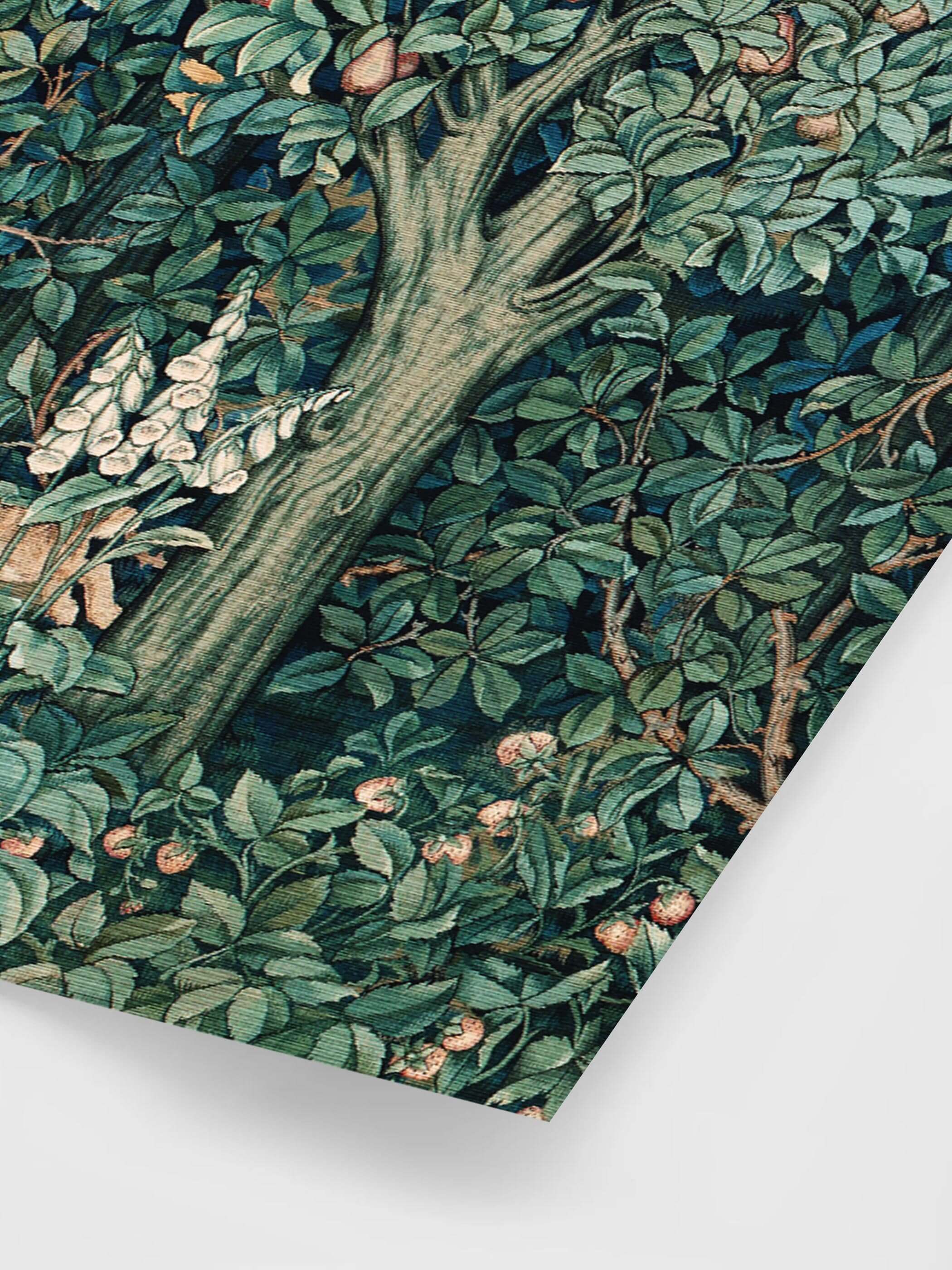 Nahaufnahme eines William Morris Kunstdrucks mit detailreicher Waldszene: Ein Baumstamm mit grünen Blättern, umgeben von weißen Fingerhutblüten und kleinen Früchten. Die kunstvolle Textur und Farbtiefe betonen die botanischen Details und handwerkliche Präzision des Designs.