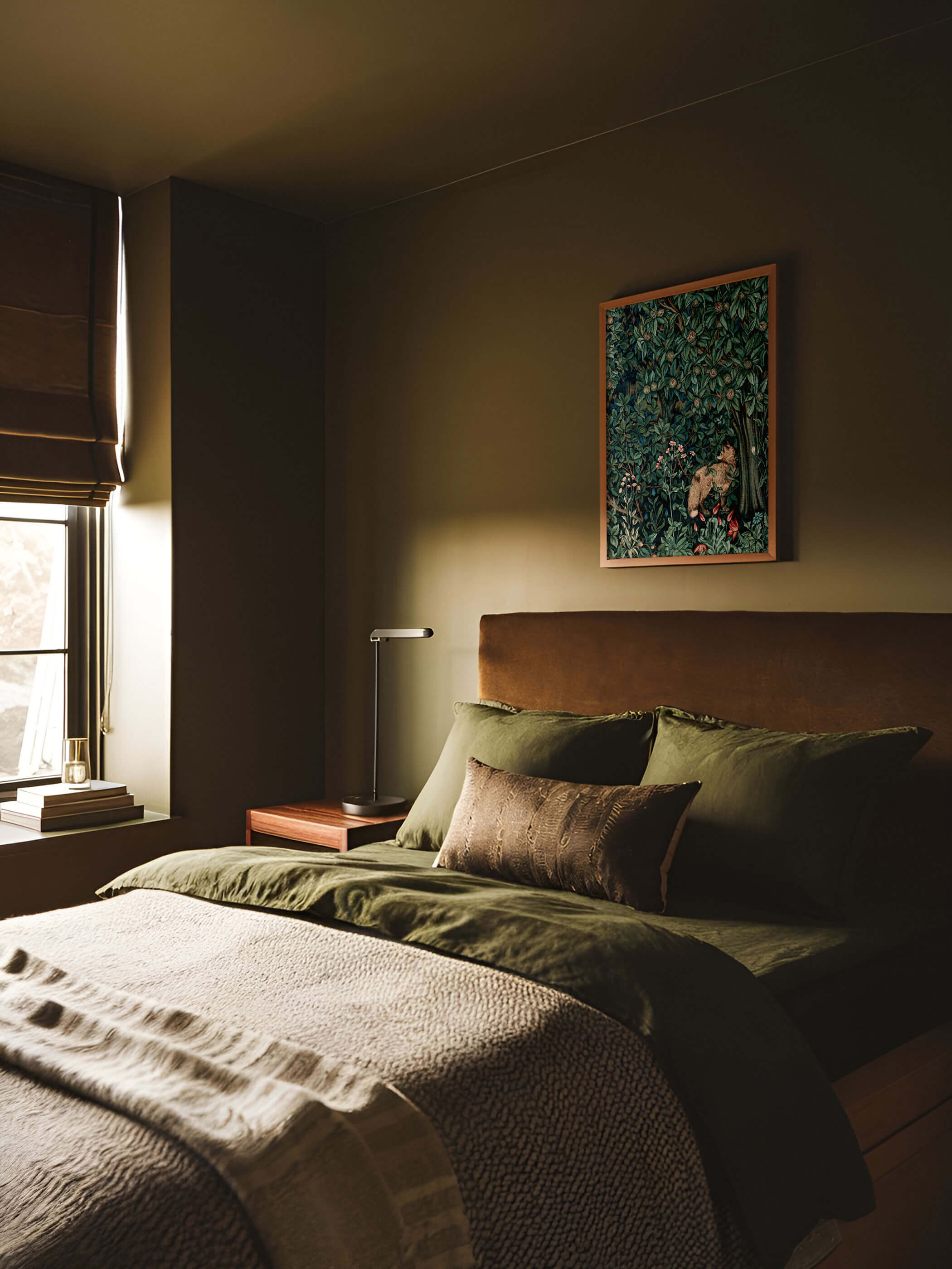 William Morris Poster mit Waldmotiv über einem grünen Bett im gemütlichen Schlafzimmer, umgeben von moosfarbenen Wänden.