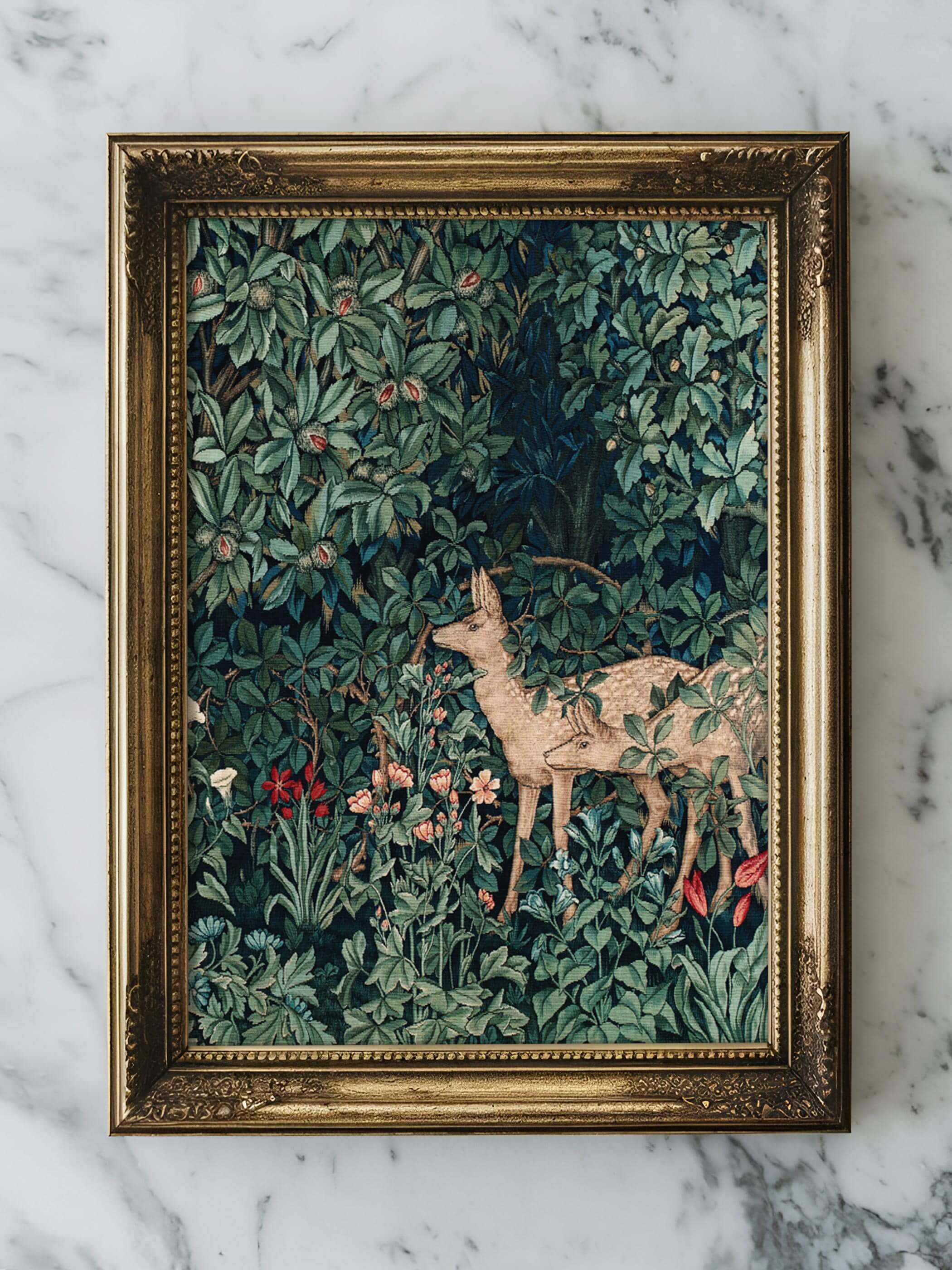 William Morris Poster in antikem goldenen Rahmen auf einem Marmortisch. Kunstwerk zeigt ein Reh in einer Waldszene.
