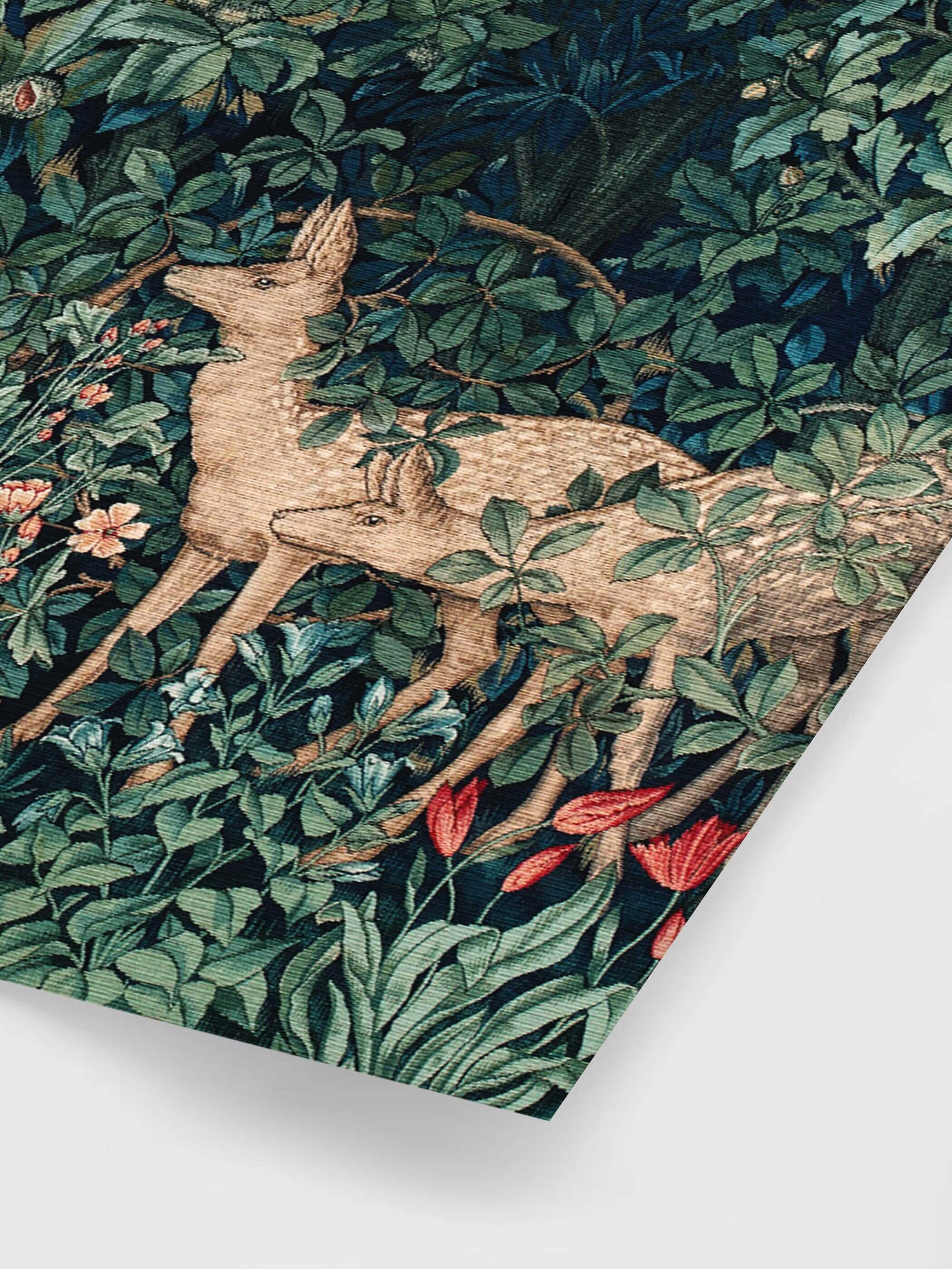 Nahaufnahme eines William Morris Kunstdrucks, der zwei Rehe in einer üppigen Waldszene mit grünen Blättern und roten Blumen zeigt.