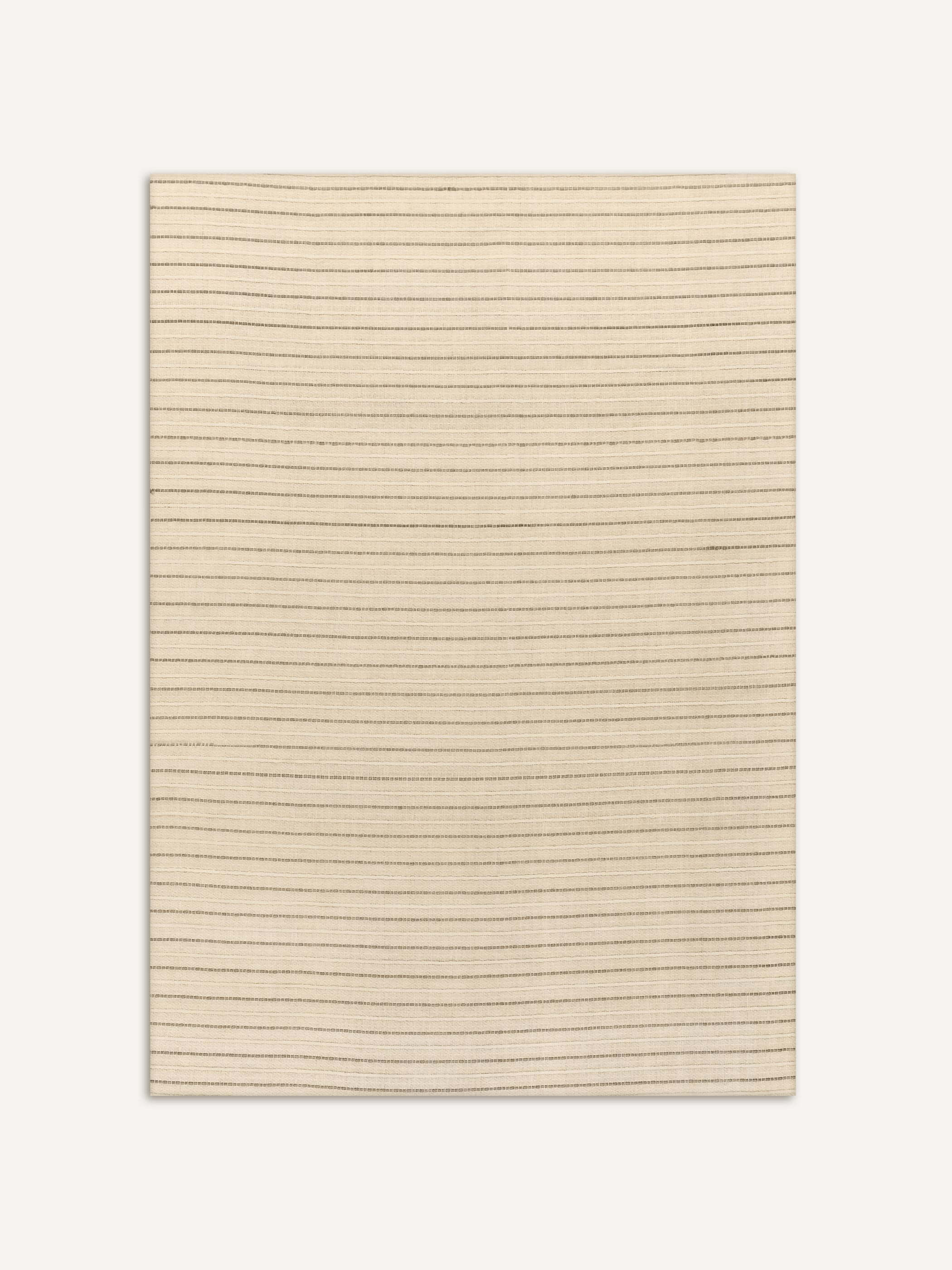 Minimalistischer Kunstdruck im Wabi-Sabi-Stil mit dezenten horizontalen Linien auf einem beigefarbenen Hintergrund. Die zurückhaltende, handgewebte Struktur spiegelt Japandi-Ästhetik wider und verleiht Räumen eine ruhige, harmonische Ausstrahlung. Ideal für moderne, minimalistische Innenräume.