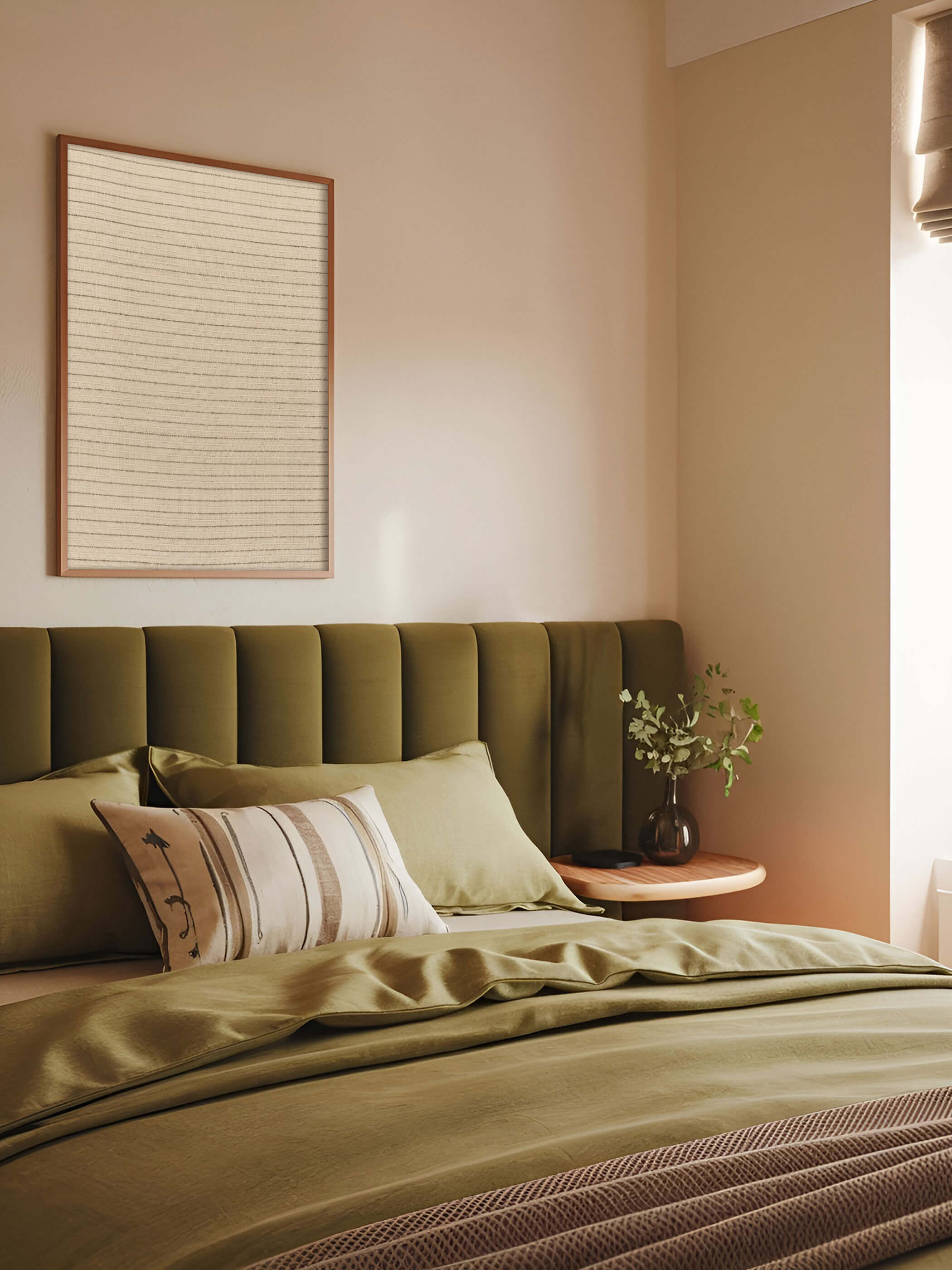 Japandi-inspiriertes Schlafzimmer mit einem minimalistischen Wabi-Sabi-Kunstdruck über einem Olivgrünen Bett, im Einklang mit natürlichen Farbtönen und dezenten Details