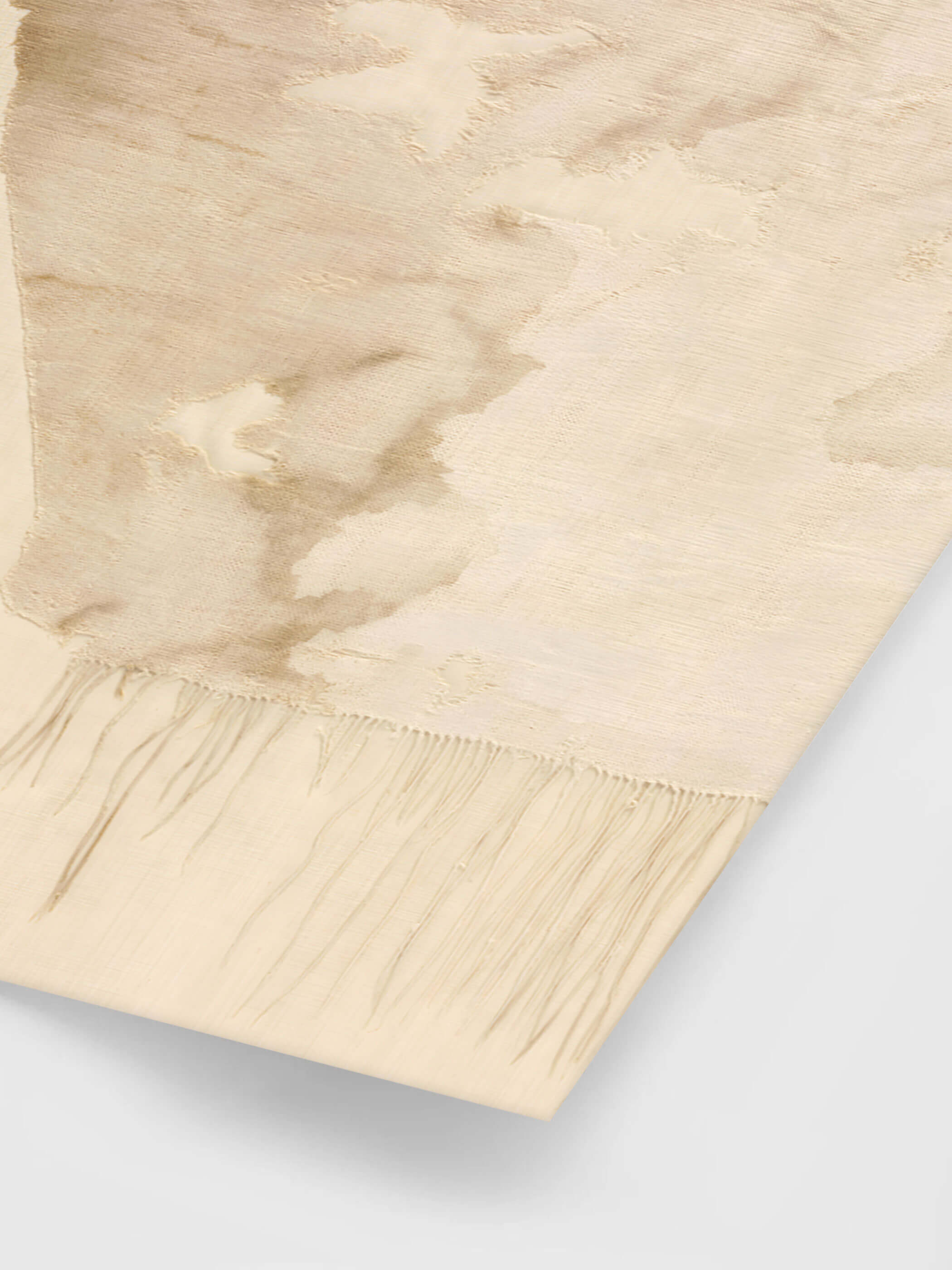 Detailansicht eines Wabi-Sabi Kunstdrucks mit einem antiken Textilfragment aus Leinen und Seide, zeigt Fransen und subtile Beigetöne, inspiriert vom ägyptischen Design des 9. Jahrhunderts.