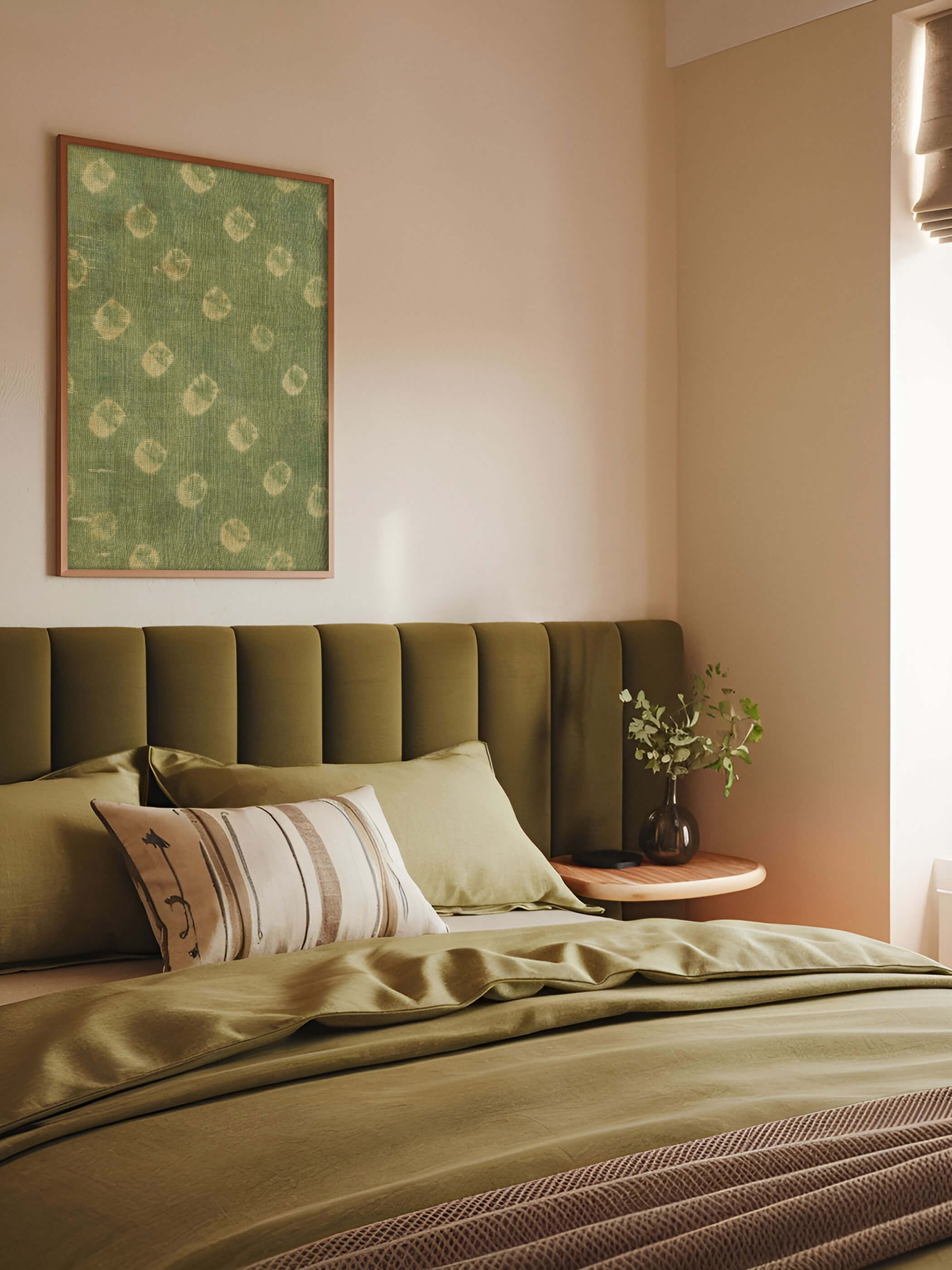 Grünes Wabi-Sabi Poster eines antiken Tabby-Gewebe-Fragments über einem olivgrünen Bett im minimalistischen Schlafzimmer mit rustikalen Akzenten.