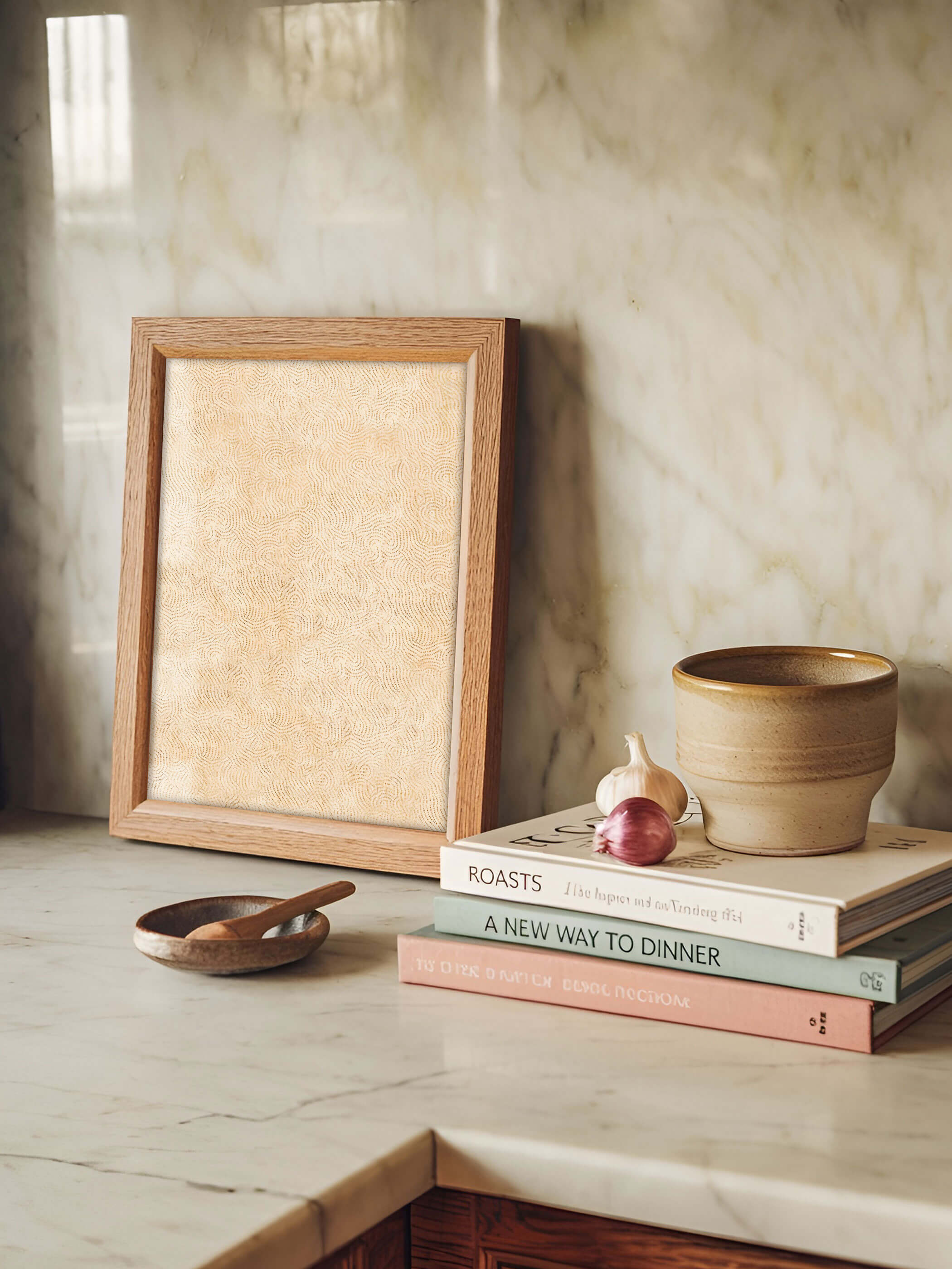 Kleiner Wabi-Sabi-Kunstdruck auf einer Küchentheke, eingerahmt in Holz, umgeben von rustikalen Dekorelementen. Das Poster zeigt feine beige Muster, perfekt integriert in eine moderne Japandi-Küche, die auf Minimalismus und natürliche Materialien setzt.