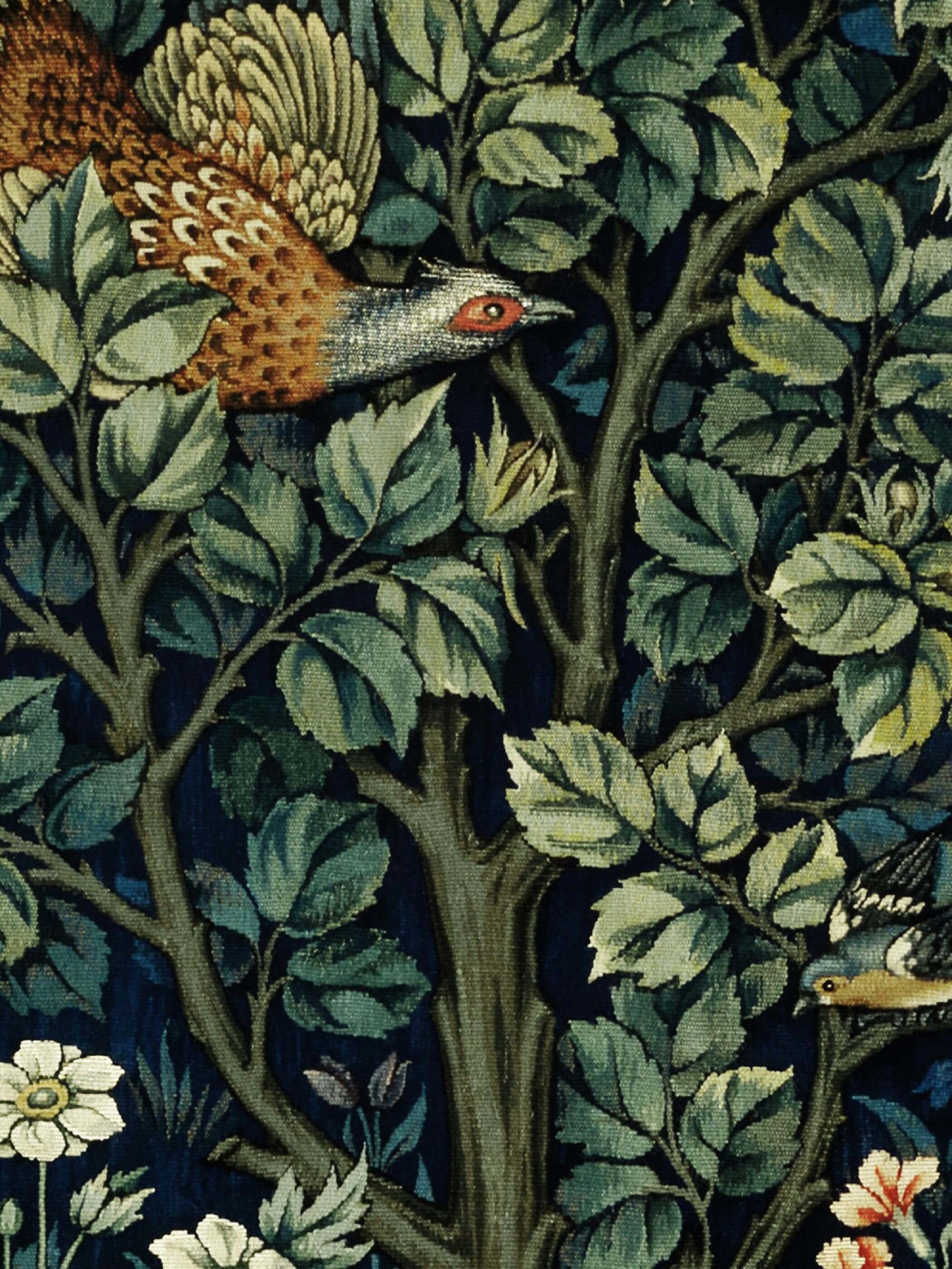 Detailansicht eines William Morris Waldmotiv-Kunstdrucks, der einen Fasan zwischen üppigen grünen Blättern zeigt. Das Kunstwerk ist detailliert und naturgetreu, inspiriert von der Schönheit der Natur und ideal für naturverbundene Dekoration.