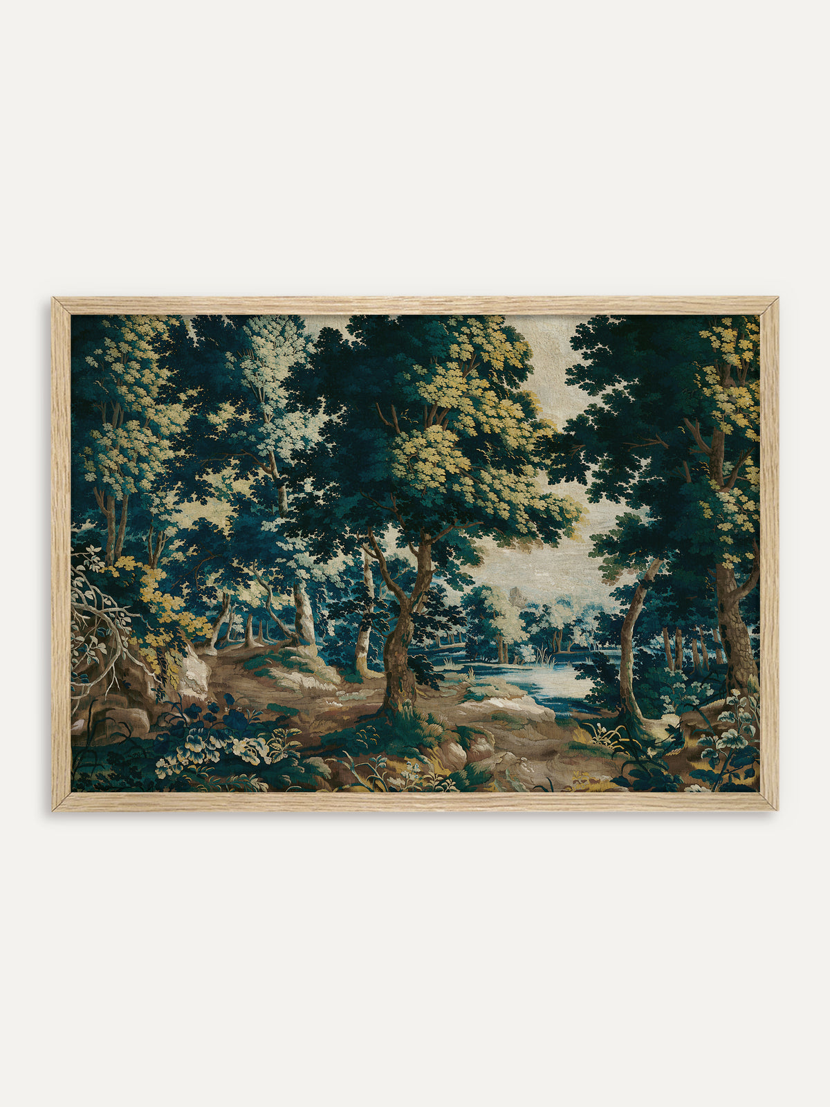 Kunstdruck, der eine Waldlandschaft im Stil eines alten Wandteppichs mit hohen Laubbäumen in Grün und Gelb, einem sandigen Weg und einem kleinen Teich im Hintergrund zeigt. Im Rahmen aus hellem Holz wirkt die barocke Verdure frisch und naturnah. #Rahmen_Helles Holz