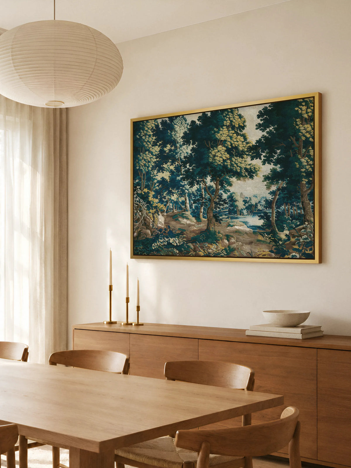 Leinwandbild mit grüner Waldszene im goldenen Rahmen über einem Sideboard aus Holz mit Kerzenleuchtern aus Messing im hellen Esszimmer