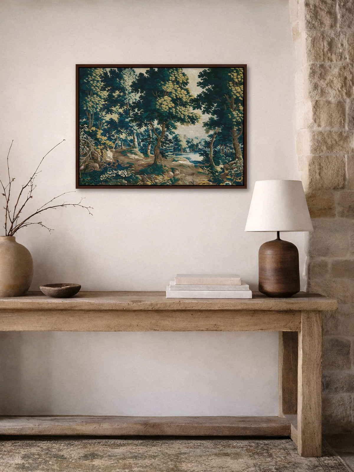 Leinwandbild mit Wald im Wandteppich Stil im braunen Rahmen im Flur über einer alten Holzkonsole mit Tonvase, Büchern und Tischlampe