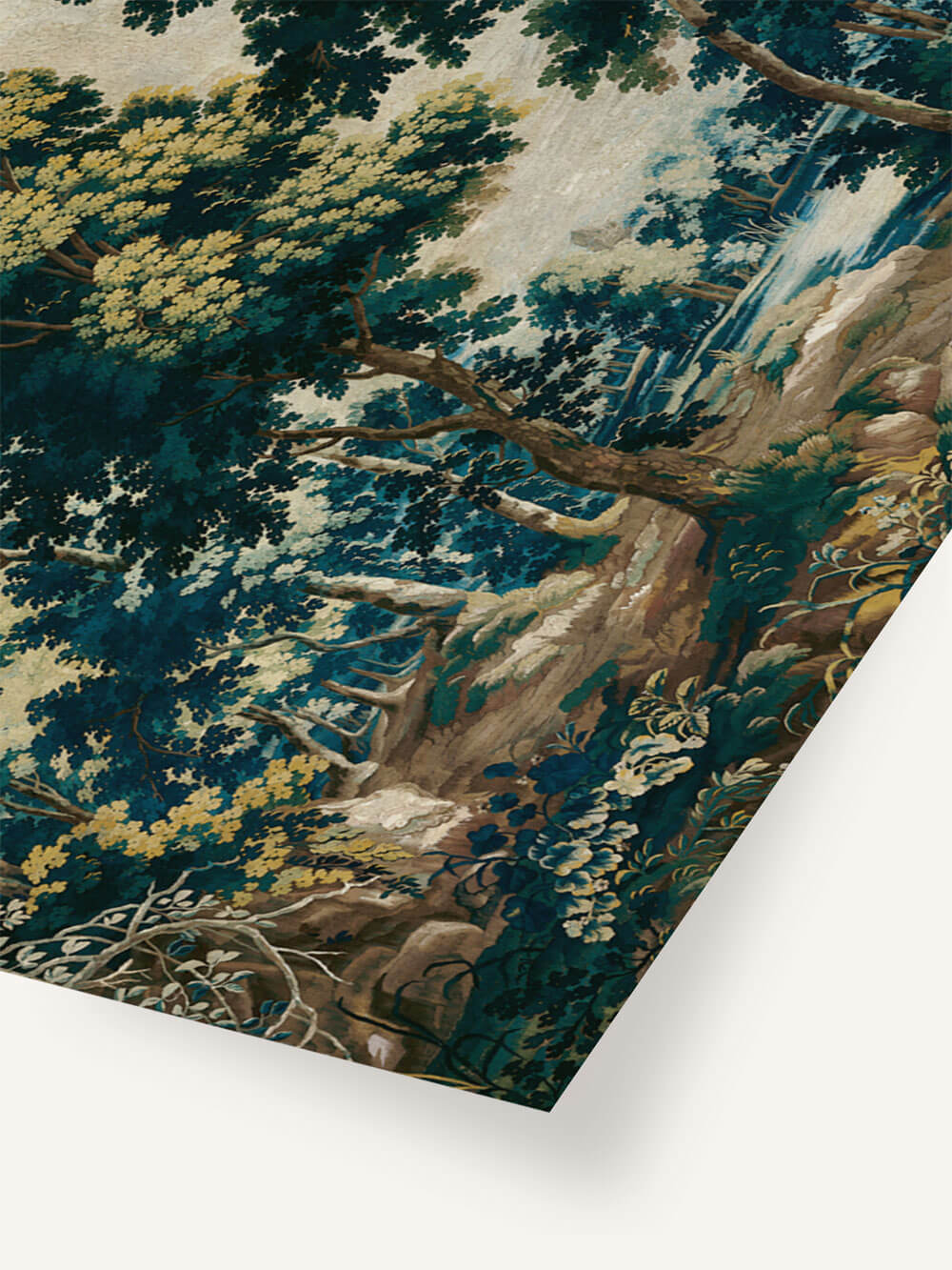 Nahaufnahme eines Posters eines  Rokoko-Wandteppichs mit detaillierter Darstellung von grünen Blättern, verschlungenen Ästen und üppiger Vegetation. Der Bildausschnitt zeigt die feinen Texturen und lebendigen Farben, die die Tiefe und Handwerkskunst des Teppichs betonen.