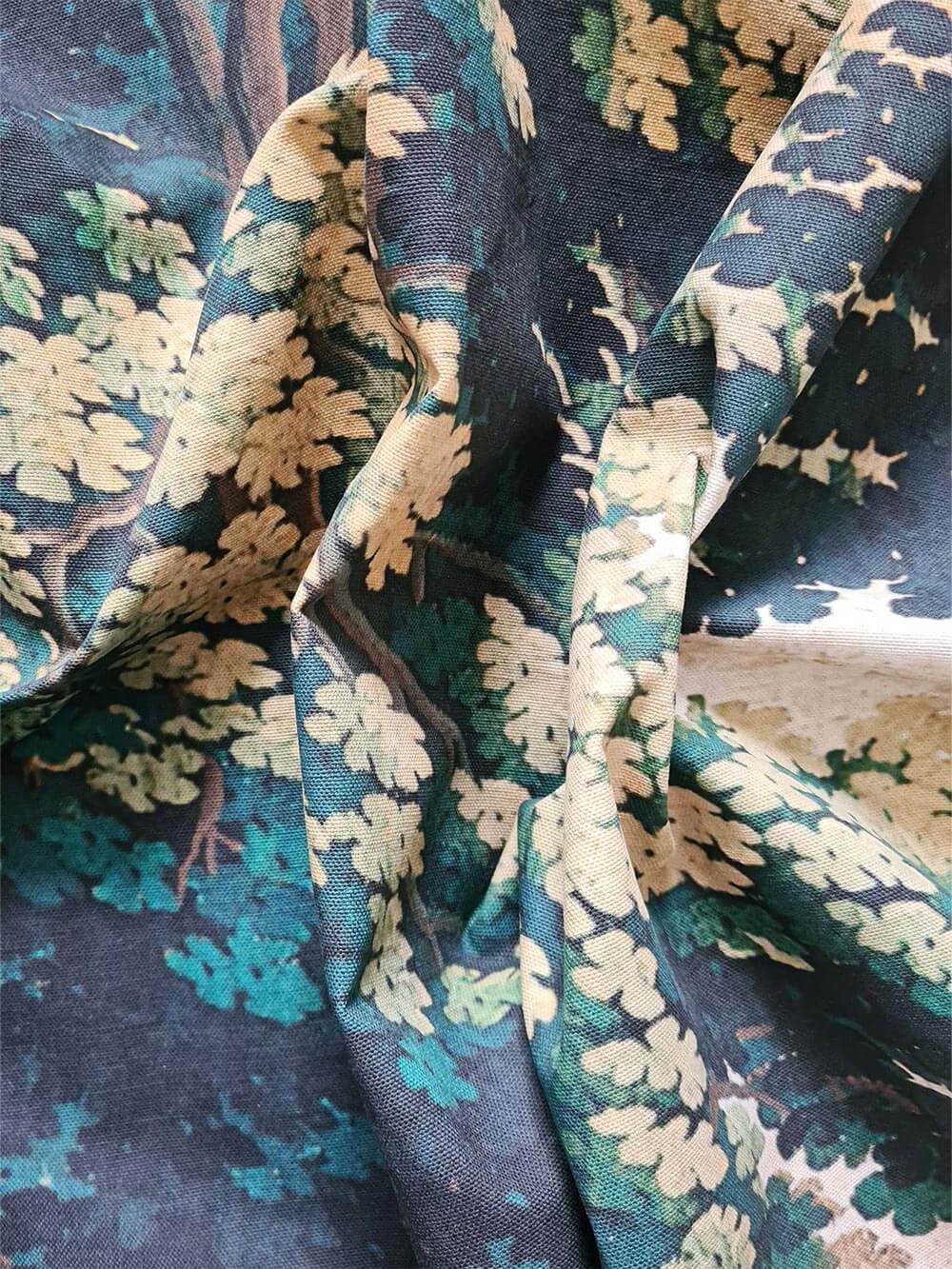 Detailaufnahme des Verdure-Wandteppichs mit strukturierter Stoffoberfläche. Die grüne Laublandschaft mit feinen Blättern und Ästen zeigt die hohe Qualität des Drucks auf Textil. Perfekt für einen luxuriösen Vintage-Look in klassischen und modernen Räumen.