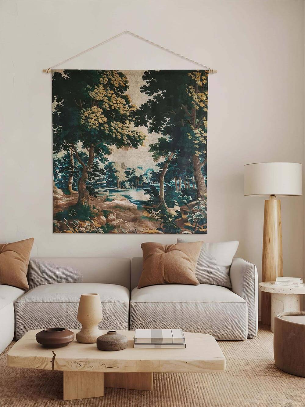 Klassischer Verdure-Wandbehang als stilvolle Wanddekoration in einem hellen, modernen Wohnzimmer mit natürlichen Holz- und Beigetönen. Das romantische Waldmotiv bringt eine kunstvolle, historische Ästhetik in den Raum.