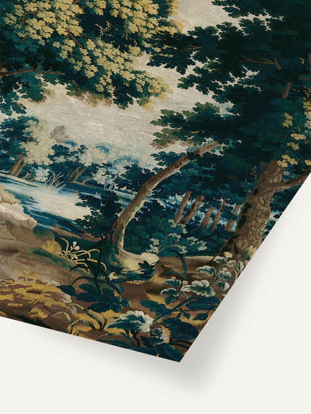 Nahaufnahme eines Rokoko-Tapisserie Posters mit detaillierten, lebendigen Blättern in Grün- und Gelbtönen. Der dichte Wald und ein klarer Fluss im Hintergrund verleihen der Szenerie Tiefe und laden zum Träumen ein.